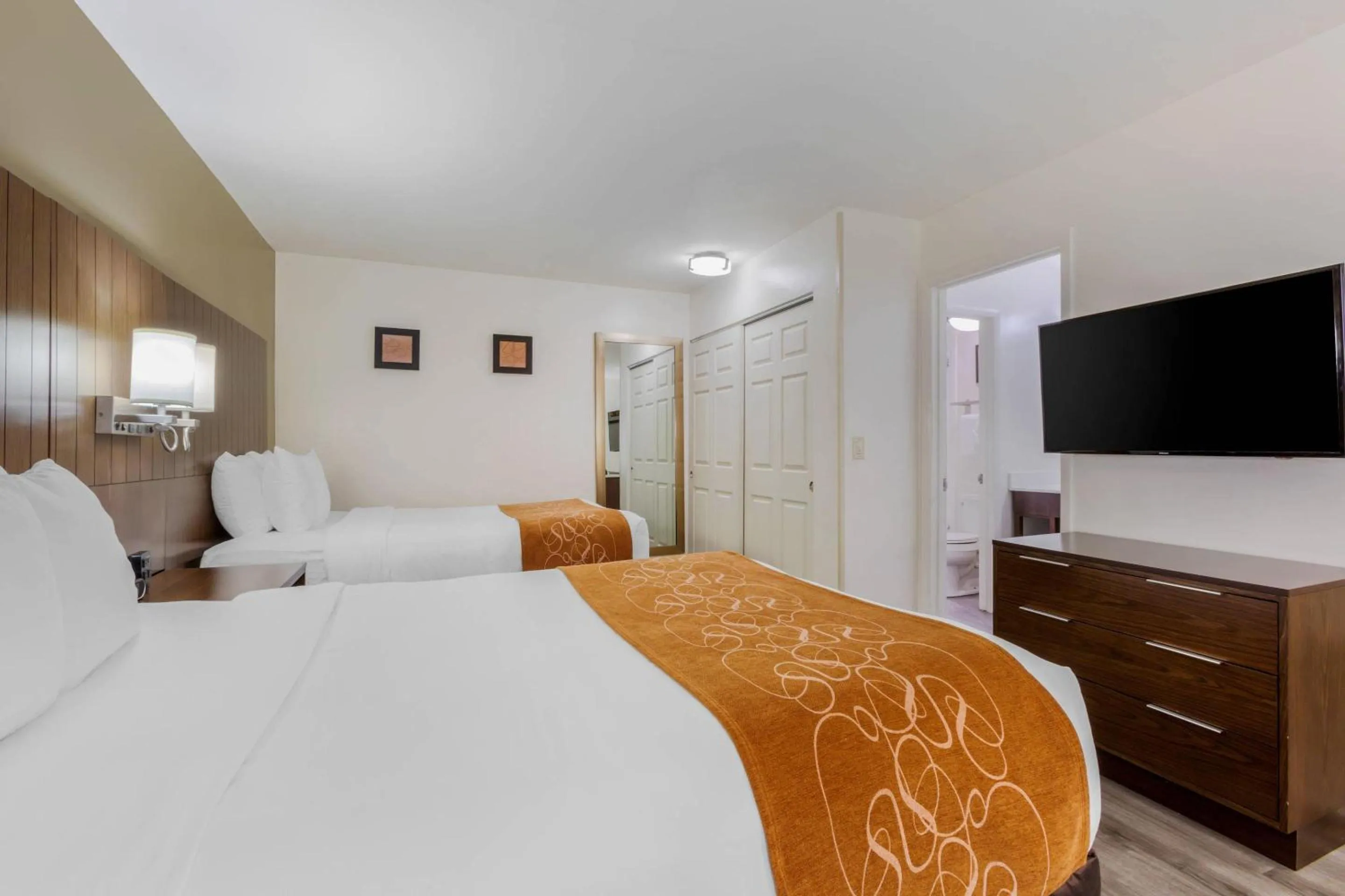 Bedroom, Bed in Comfort Suites Tucson near Sabino Canyon