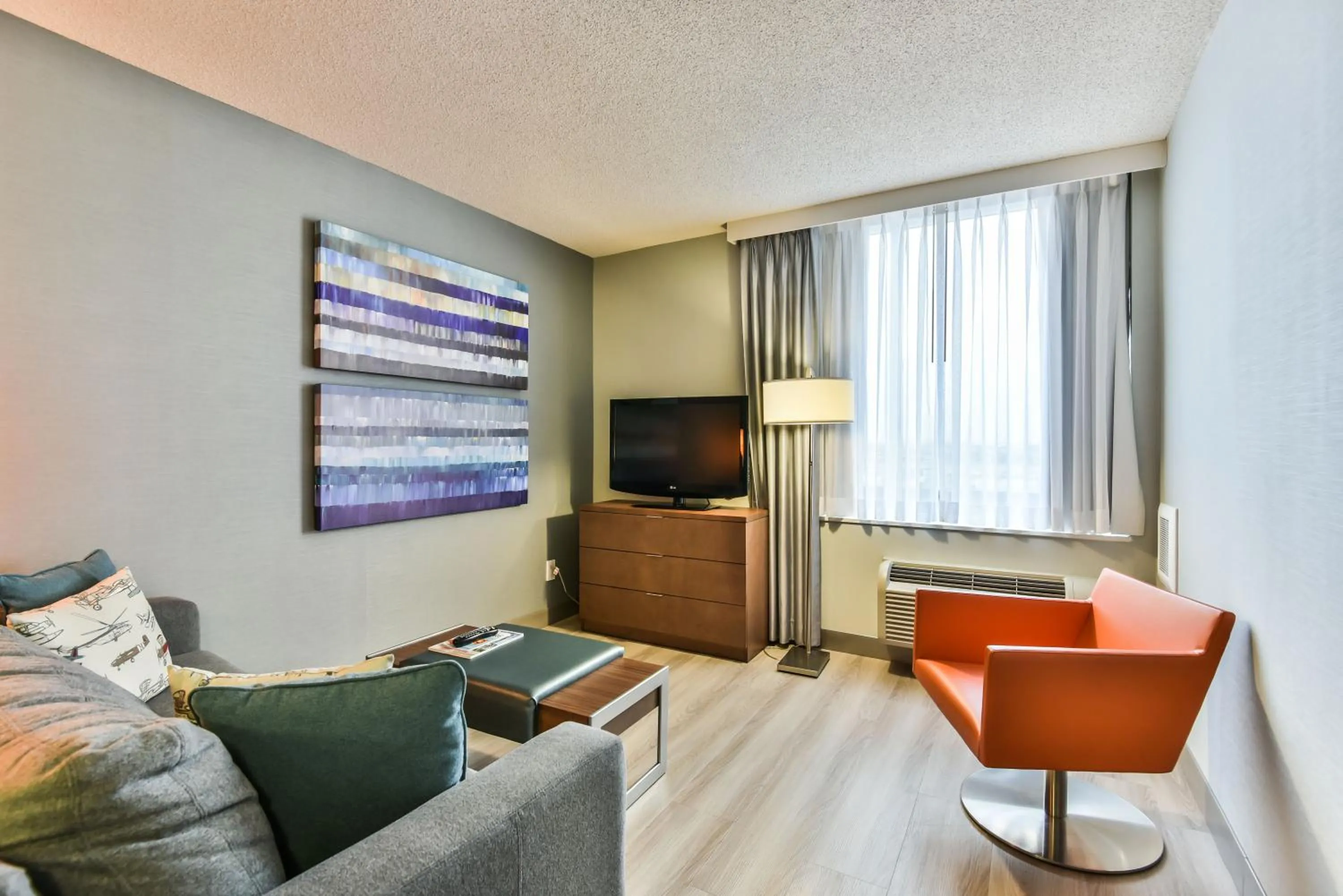 Living room, Seating Area in Radisson Suites Hotel Toronto Airport