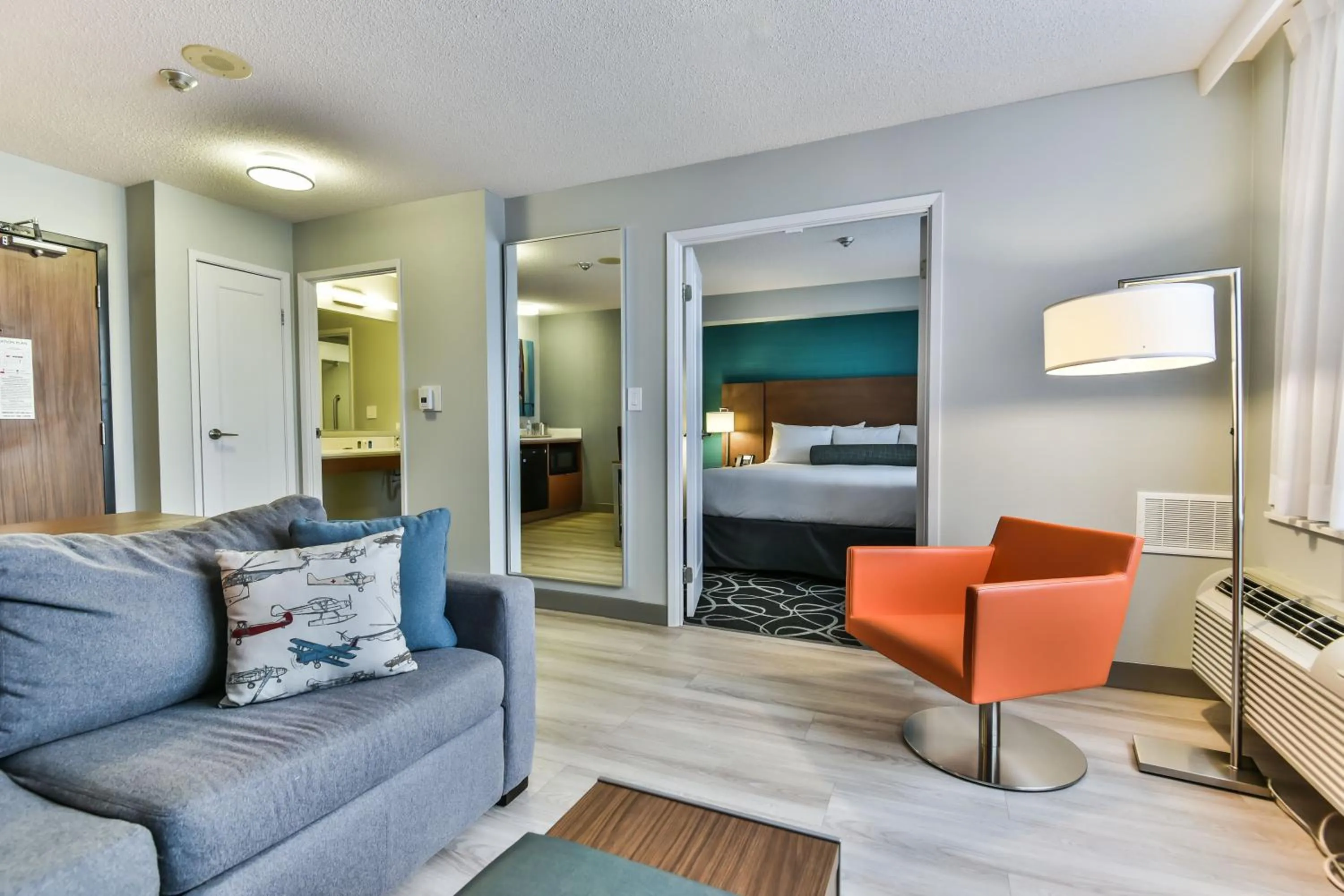 Living room, Seating Area in Radisson Suites Hotel Toronto Airport