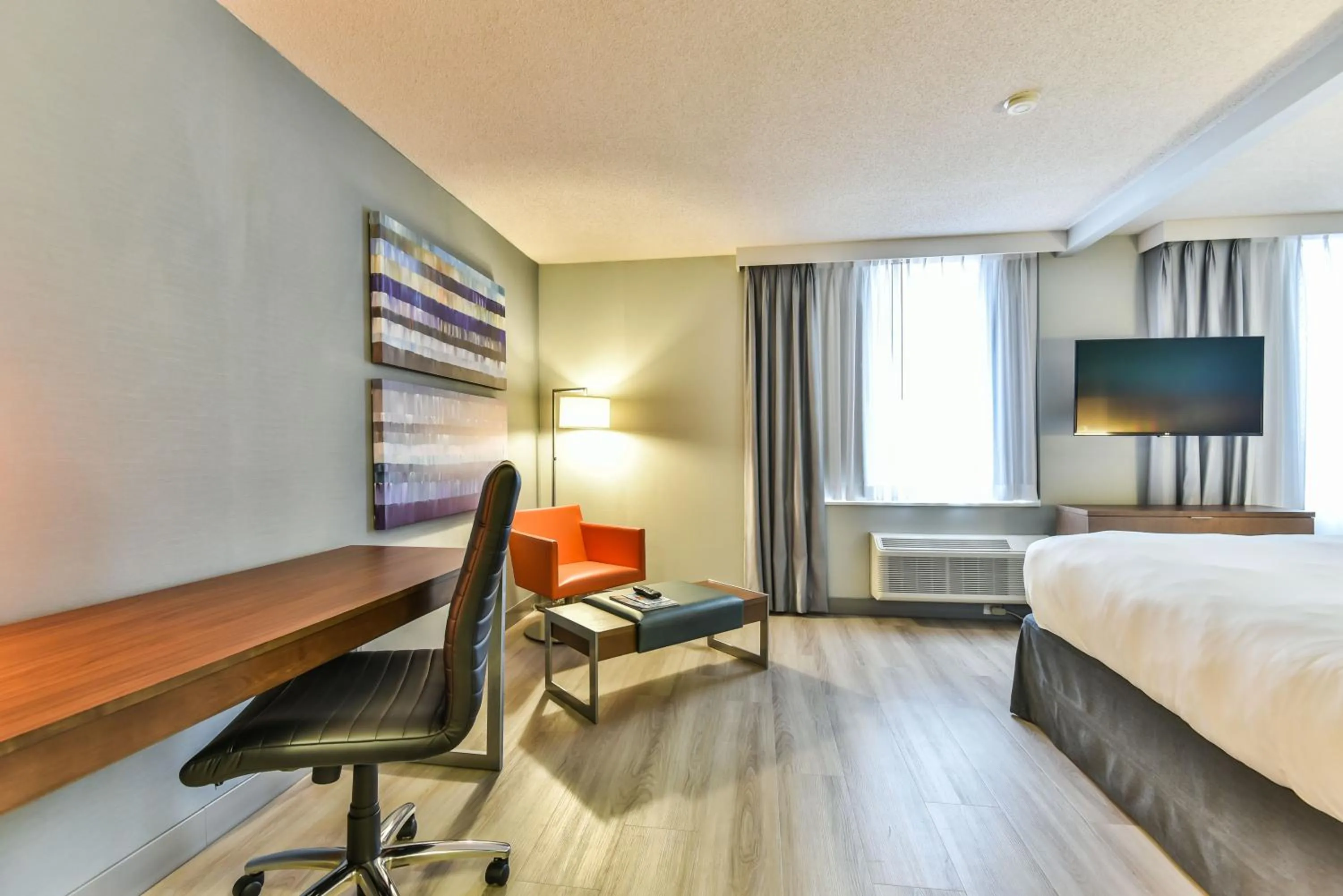 Coffee/tea facilities, TV/Entertainment Center in Radisson Suites Hotel Toronto Airport