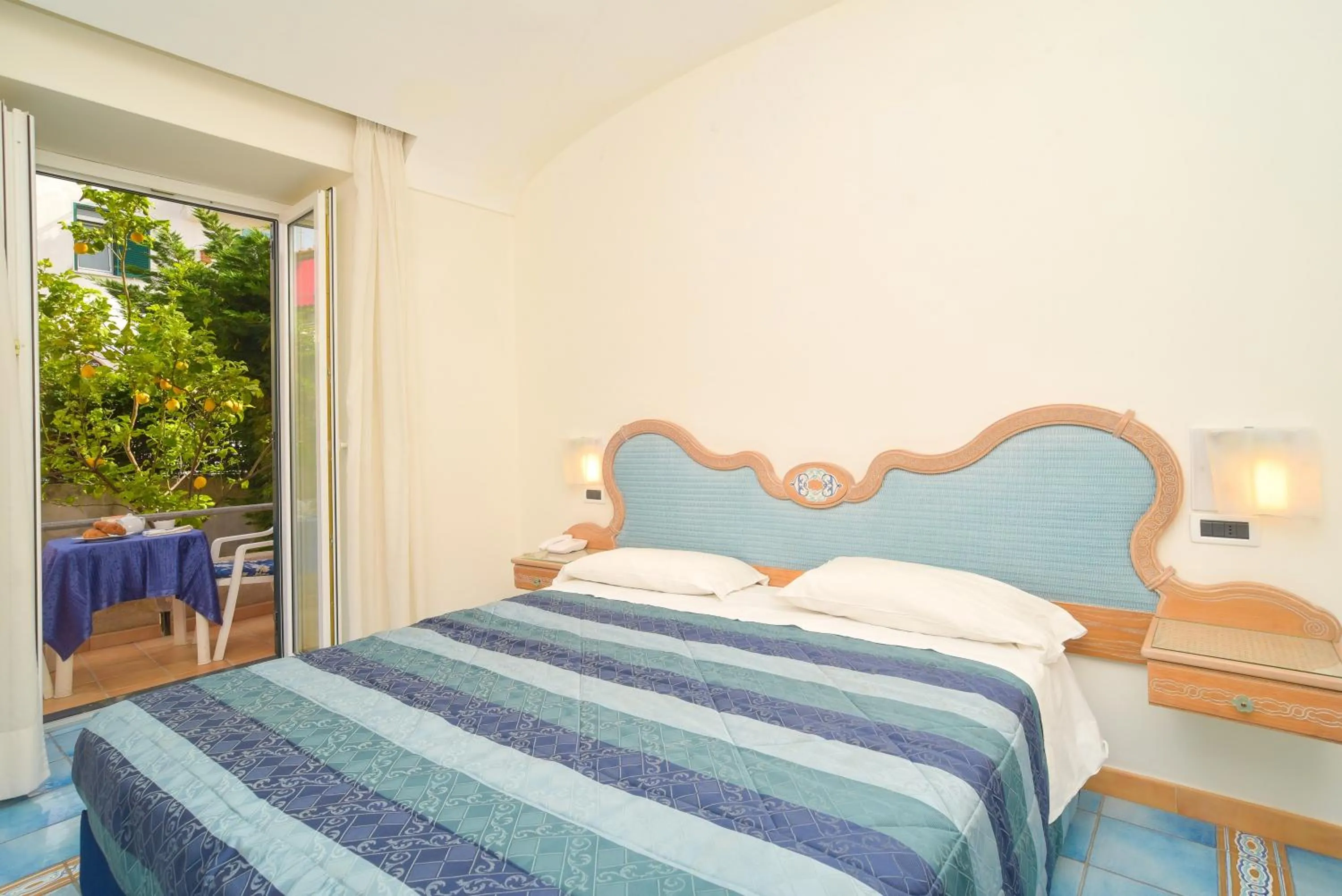 Bed in Albergo Italia - Beach Hotel