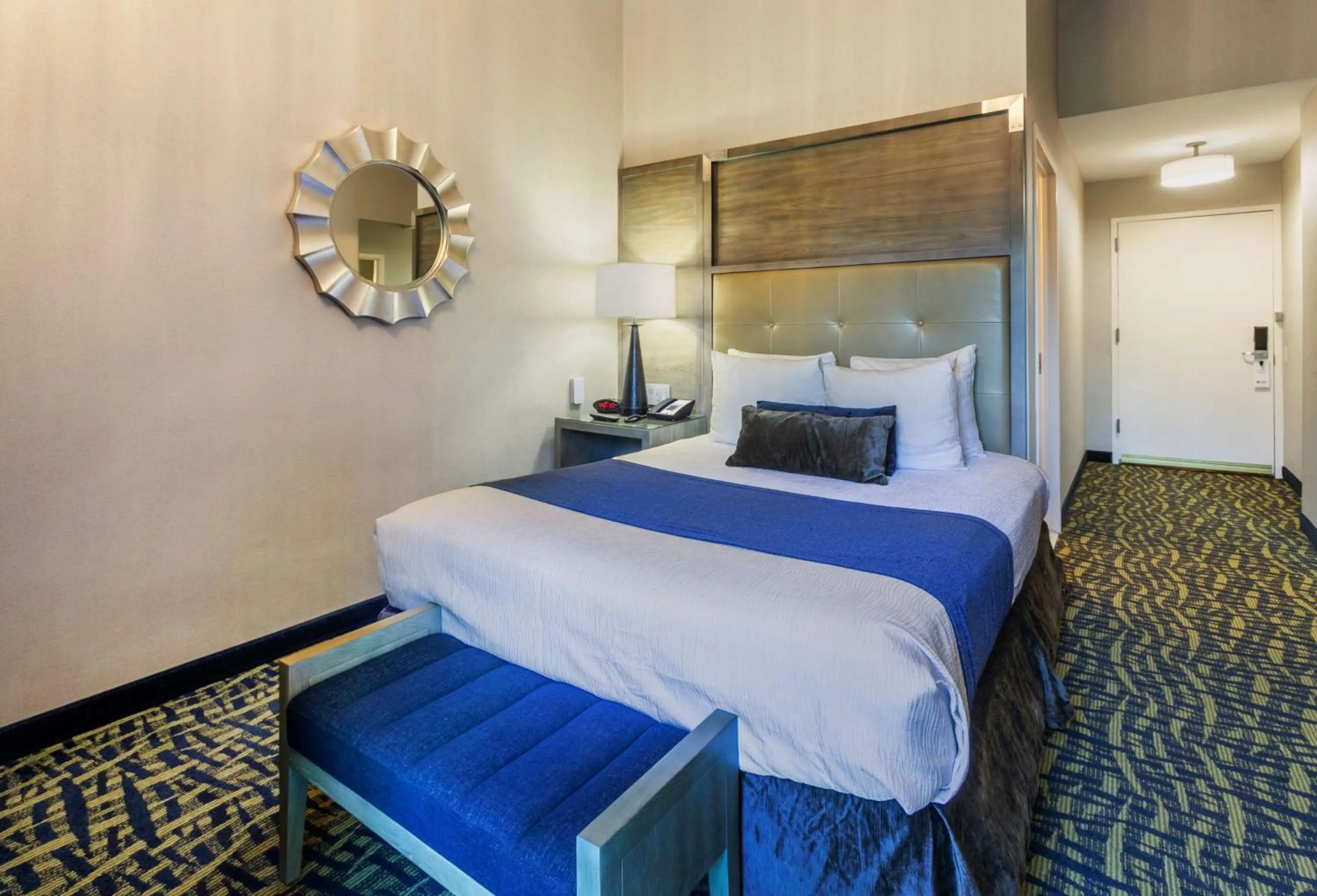 Photo of the whole room, Bed in Robert Treat Hotel