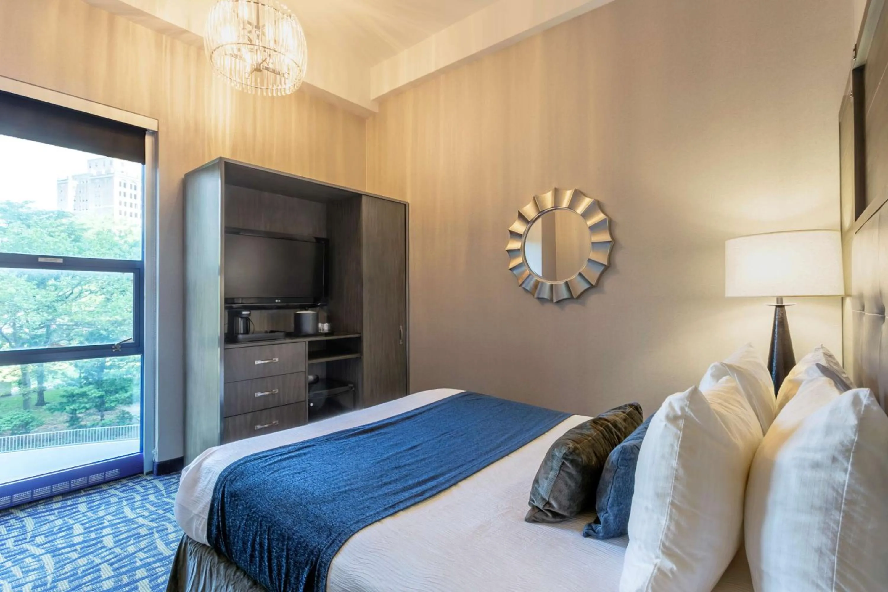 Photo of the whole room, Bed in Robert Treat Hotel