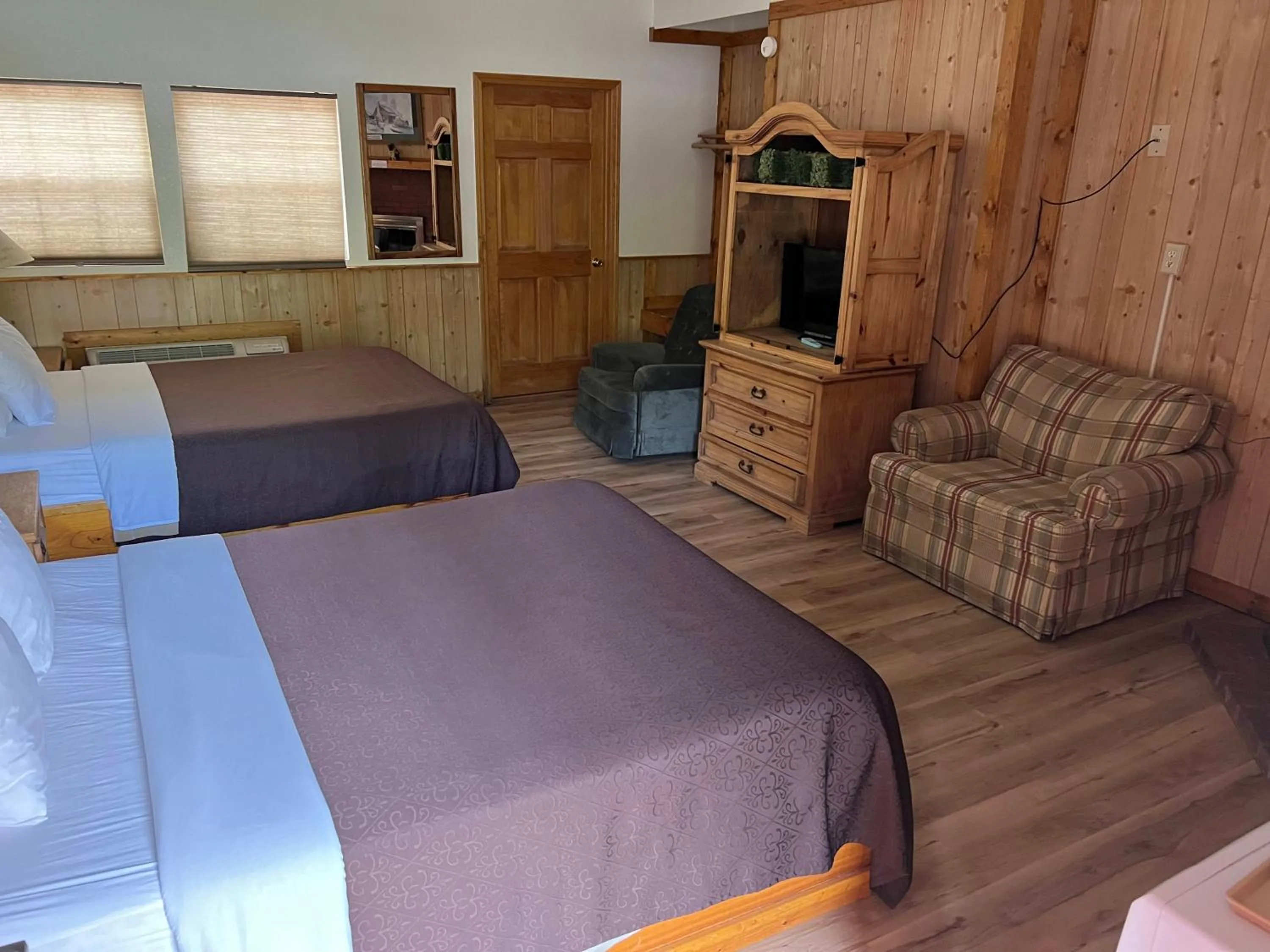 Bed in Smoky Falls Lodge