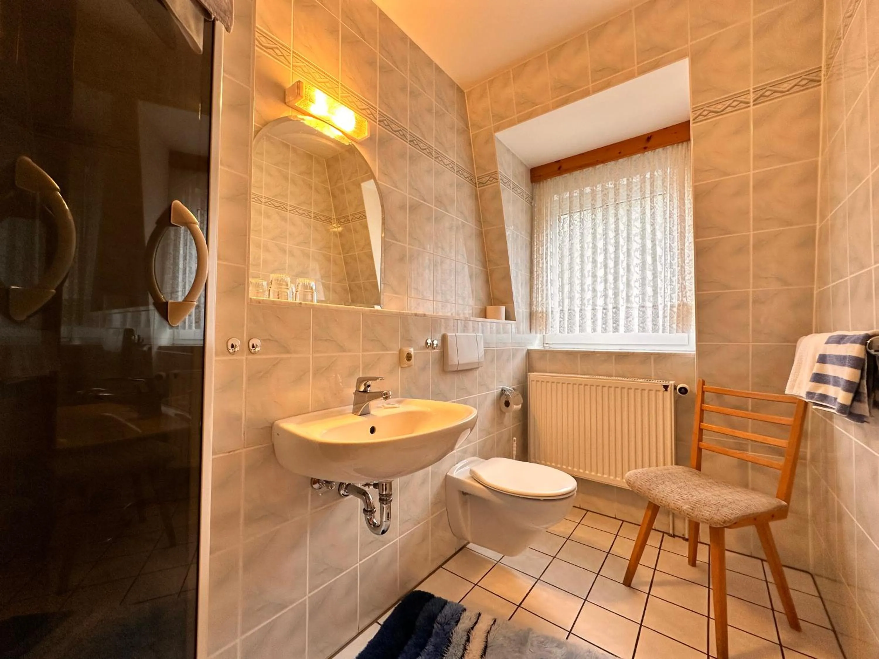 Toilet in Pension zum Löwen, Parkplatz, Wlan, Zentral