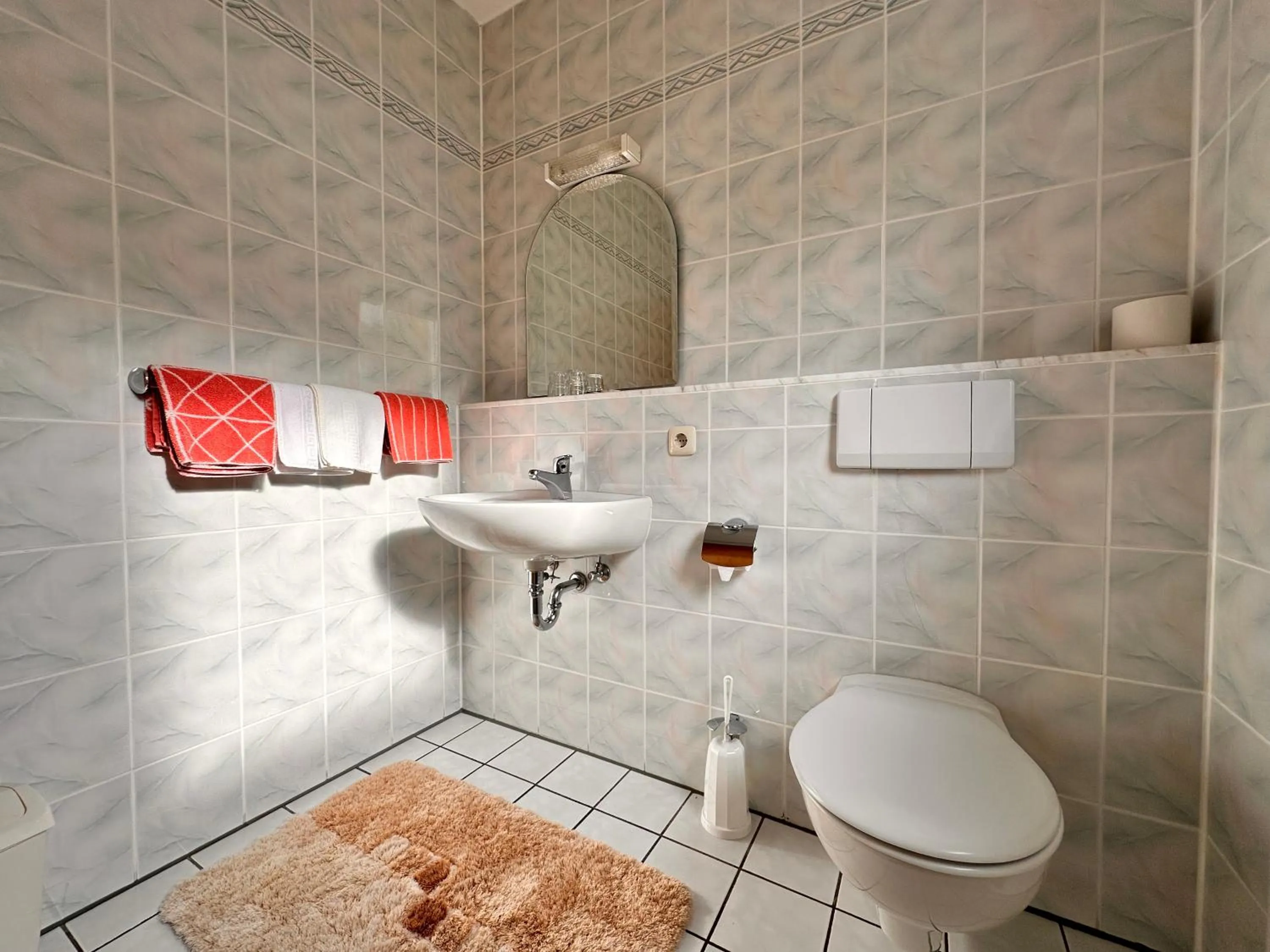 Toilet in Pension zum Löwen, Parkplatz, Wlan, Zentral
