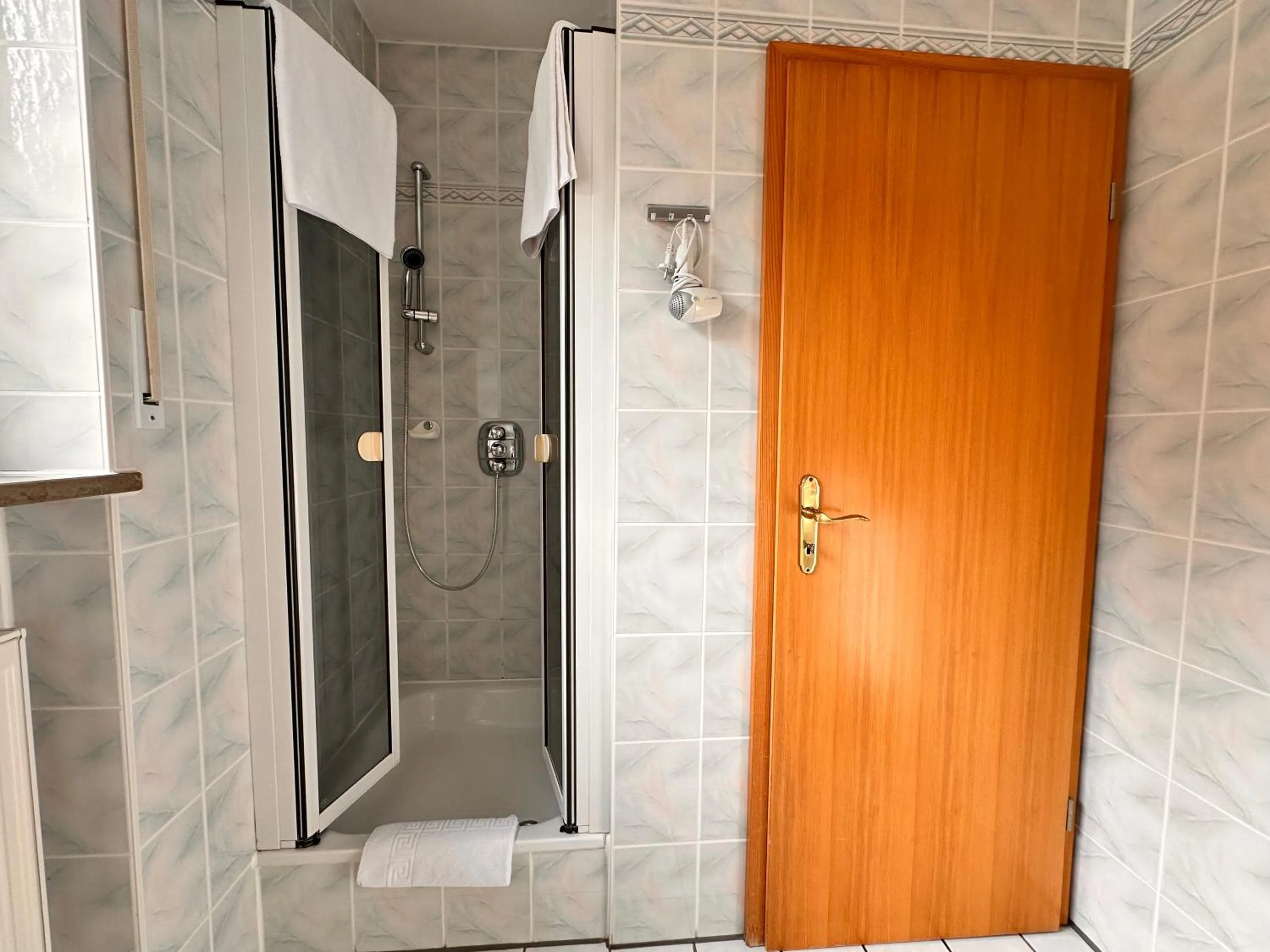 Shower in Pension zum Löwen, Parkplatz, Wlan, Zentral