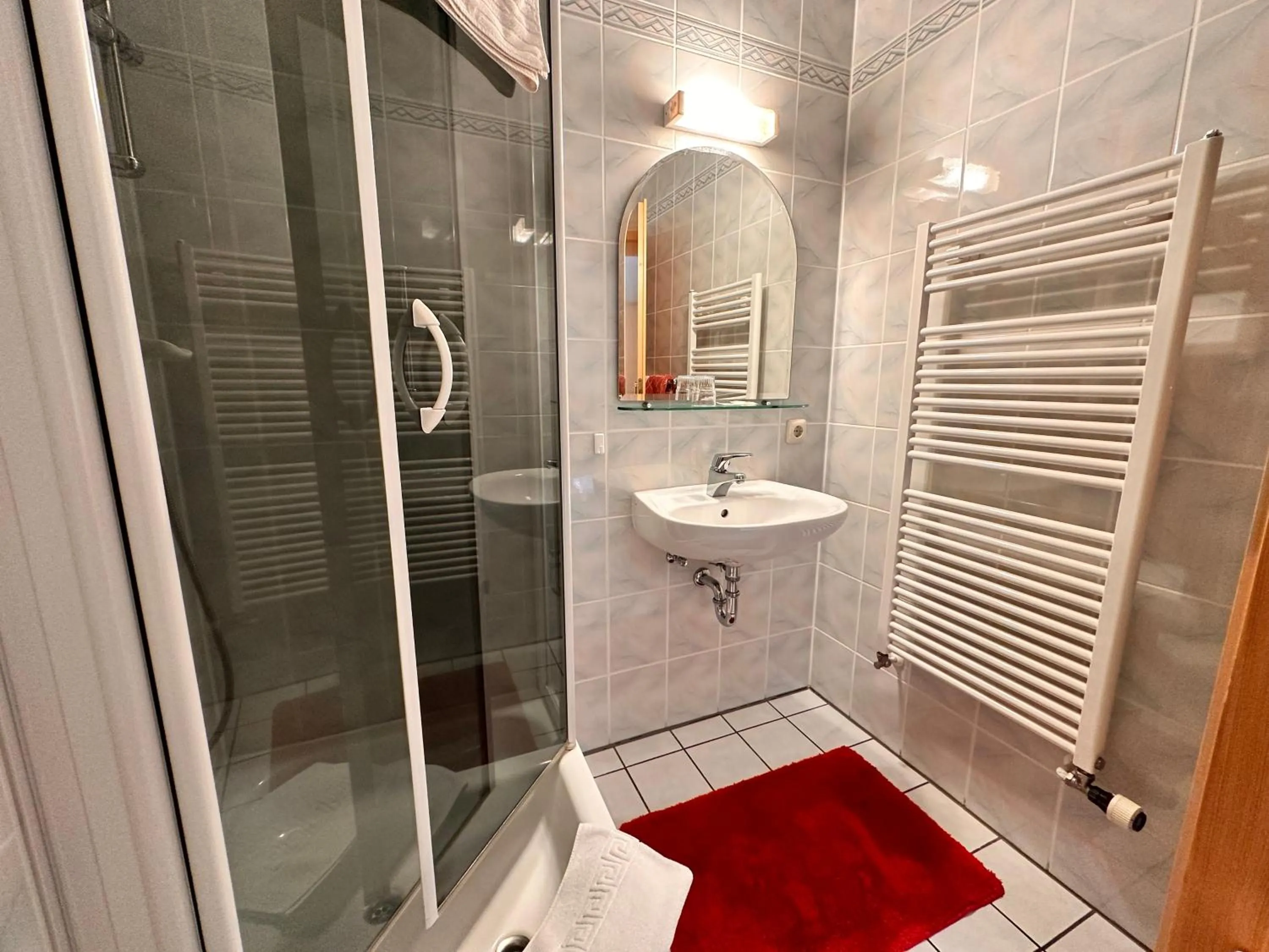 Shower in Pension zum Löwen, Parkplatz, Wlan, Zentral