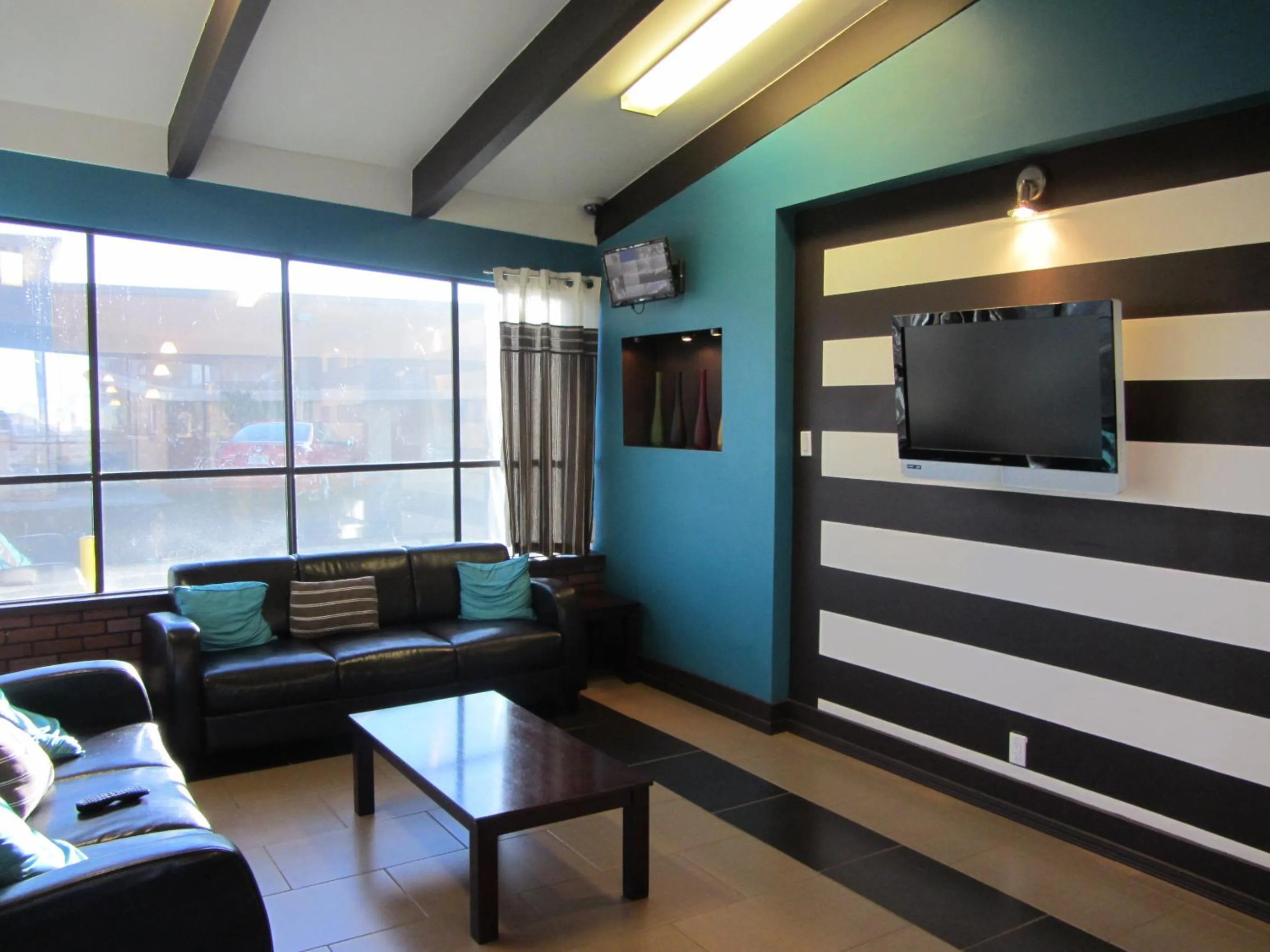 Lobby or reception, TV/Entertainment Center in El Paso Inn TX - Airport