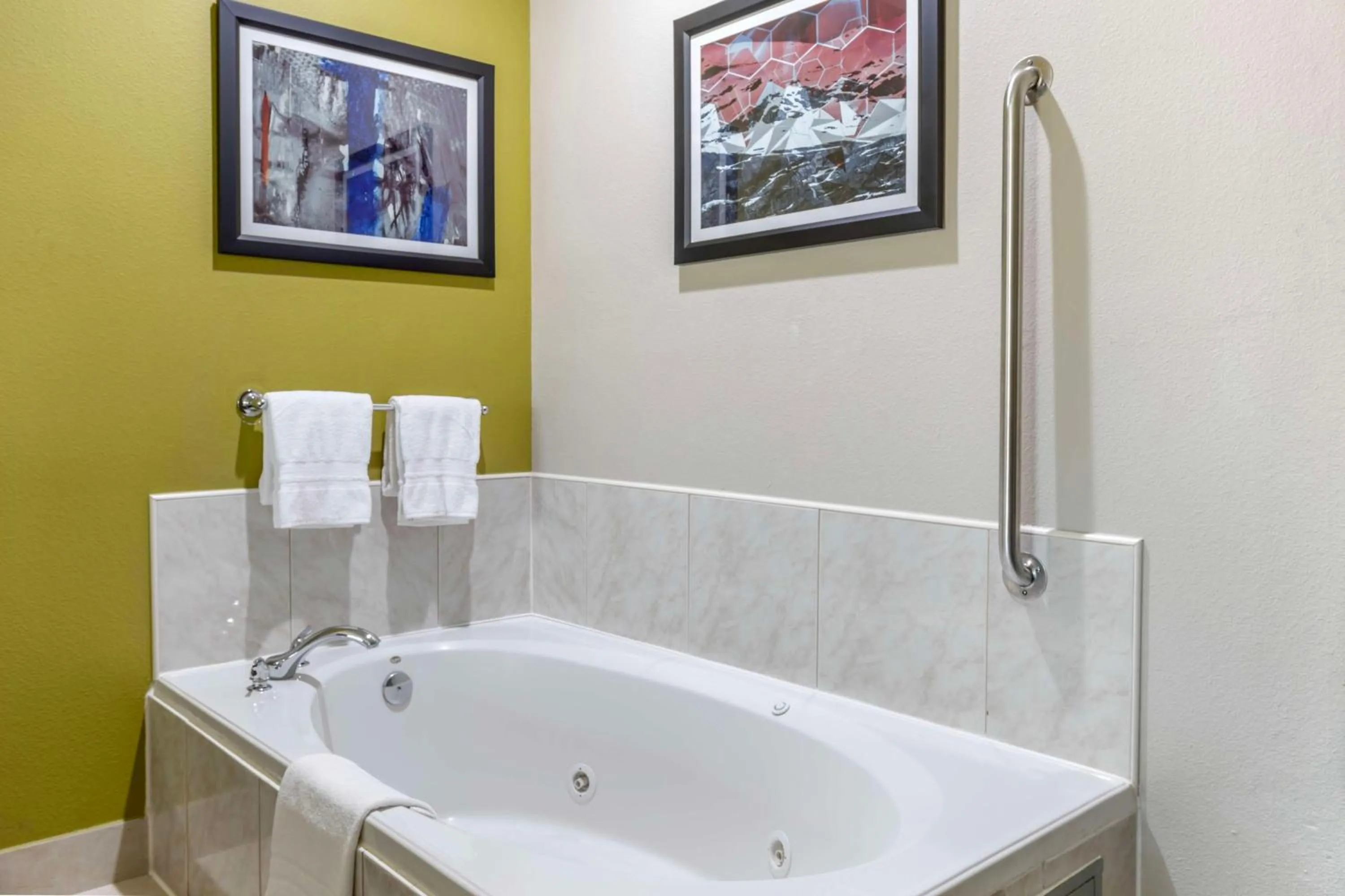 Bedroom in Best Western Plus Mansfield Inn & Suites