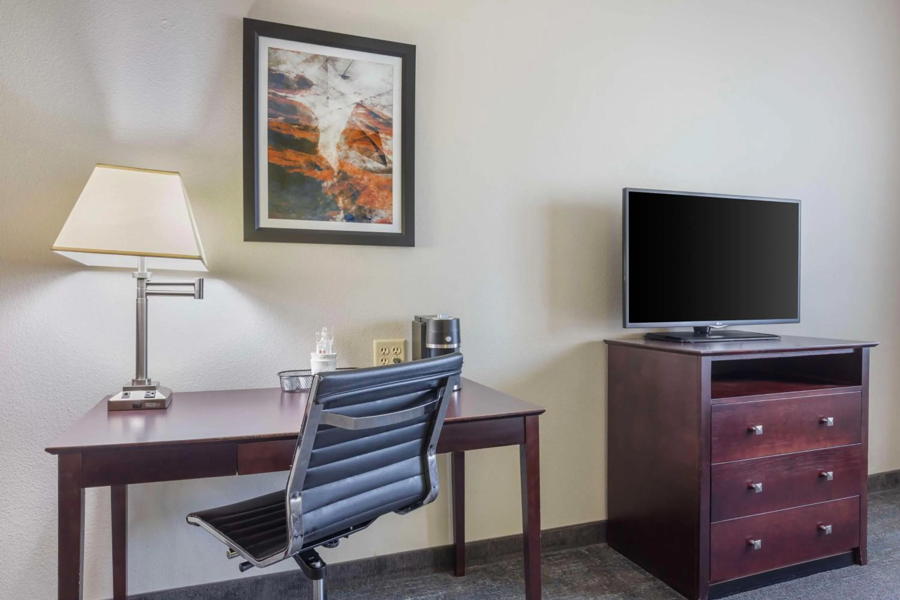 Bedroom in Best Western Plus Mansfield Inn & Suites