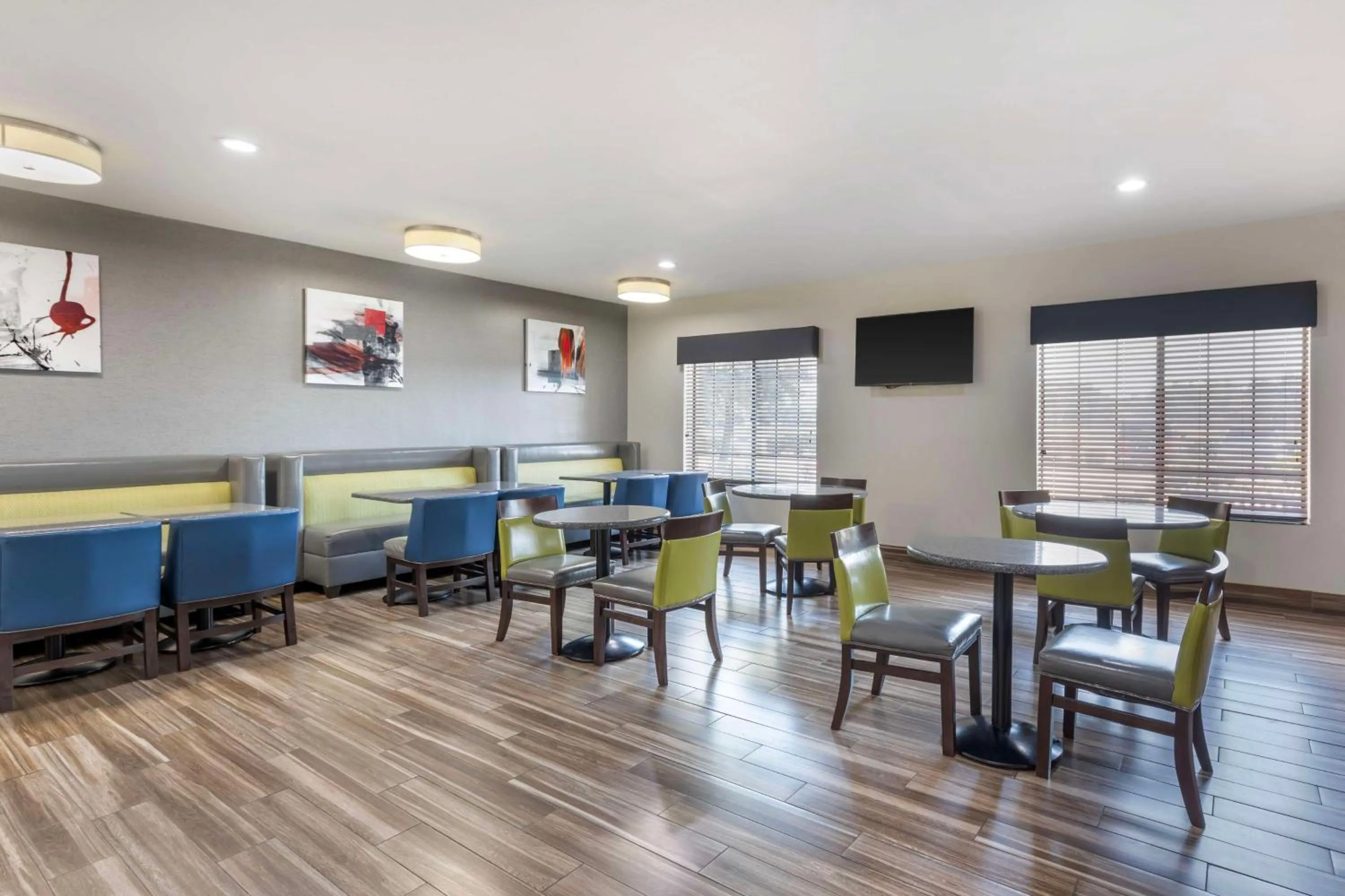 Breakfast in Best Western Plus Mansfield Inn & Suites