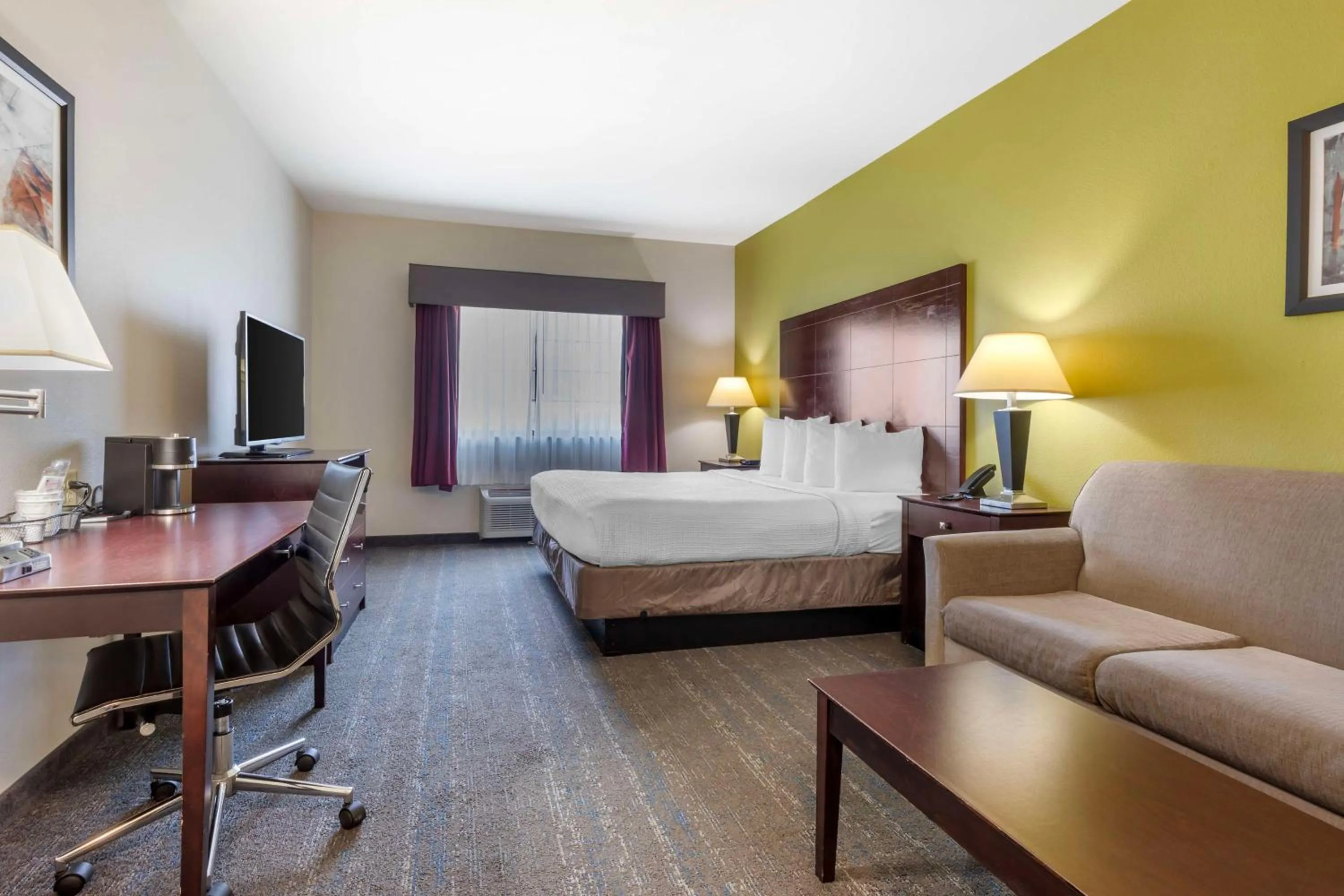 Bedroom, Bed in Best Western Plus Mansfield Inn & Suites