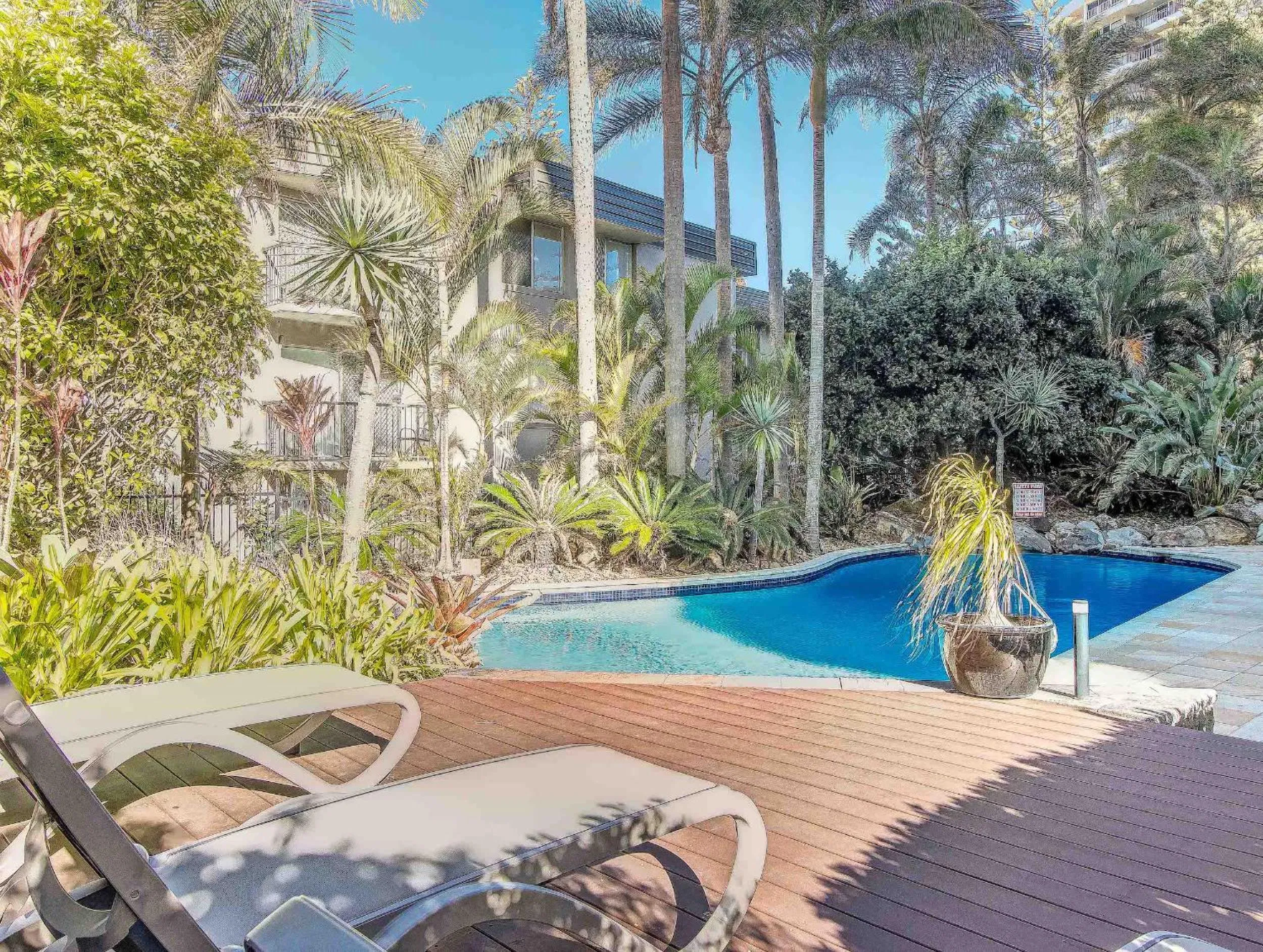 Day in Baronnet Apartments