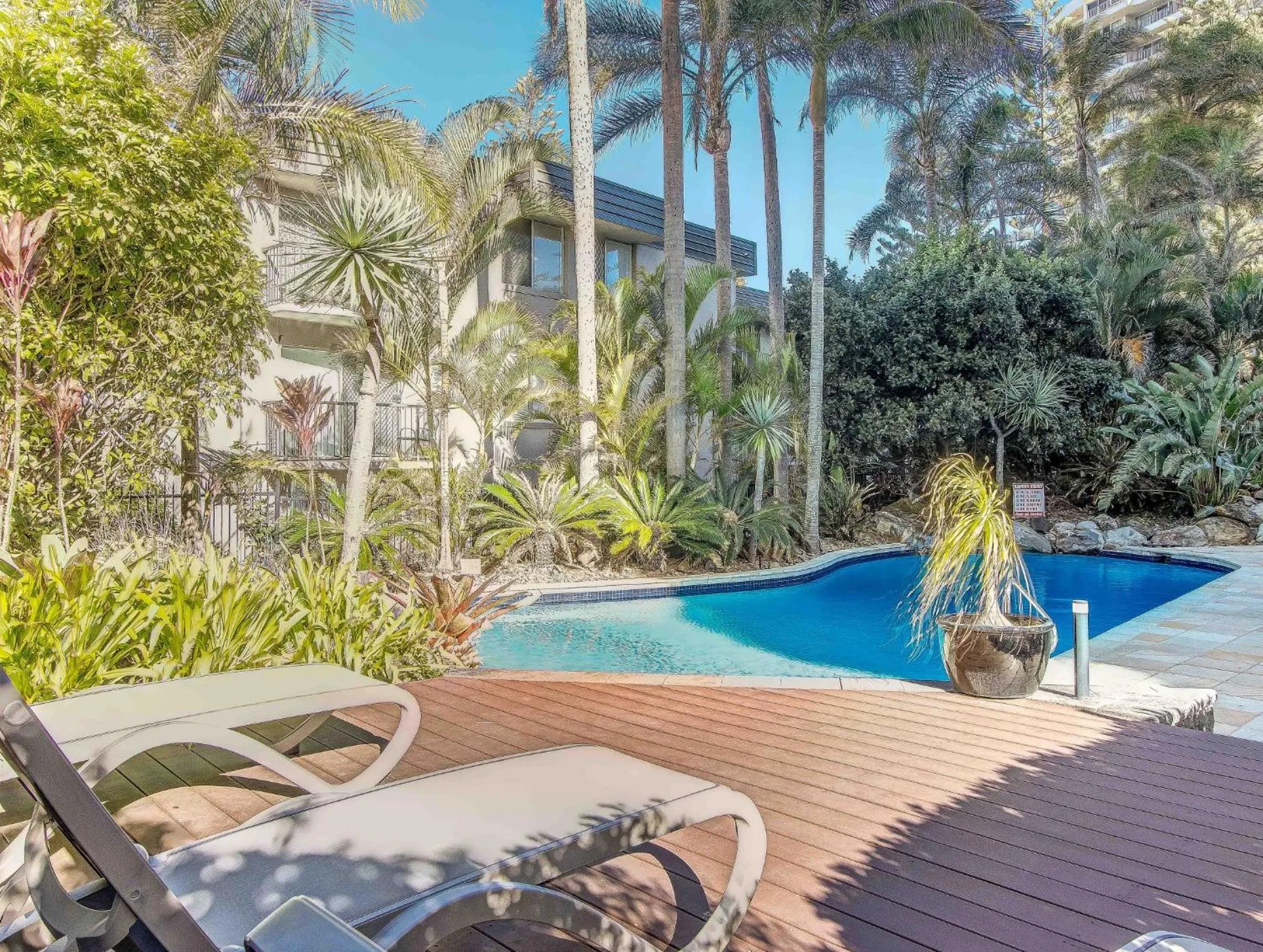Swimming pool in Baronnet Apartments