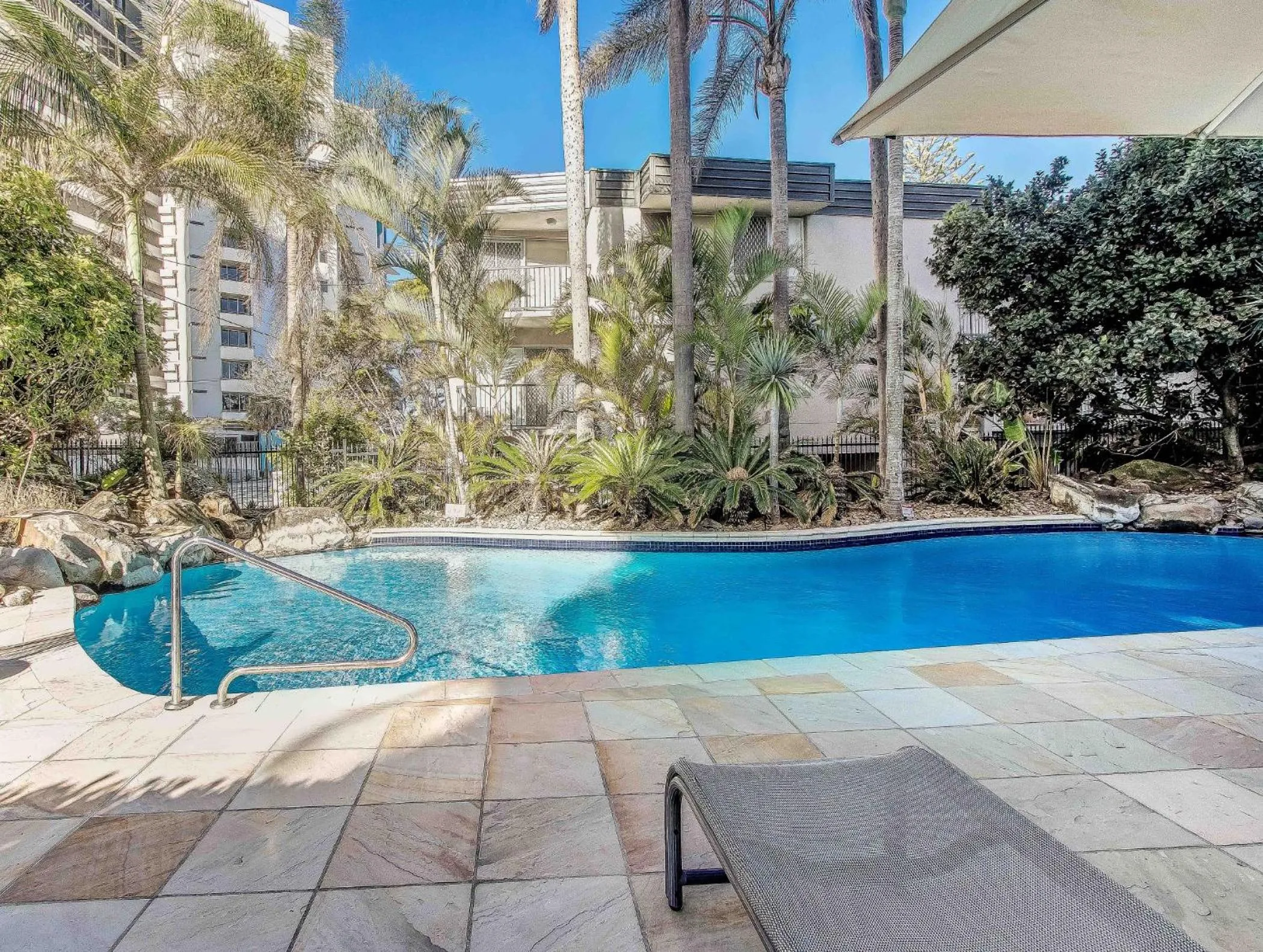 Swimming pool in Baronnet Apartments