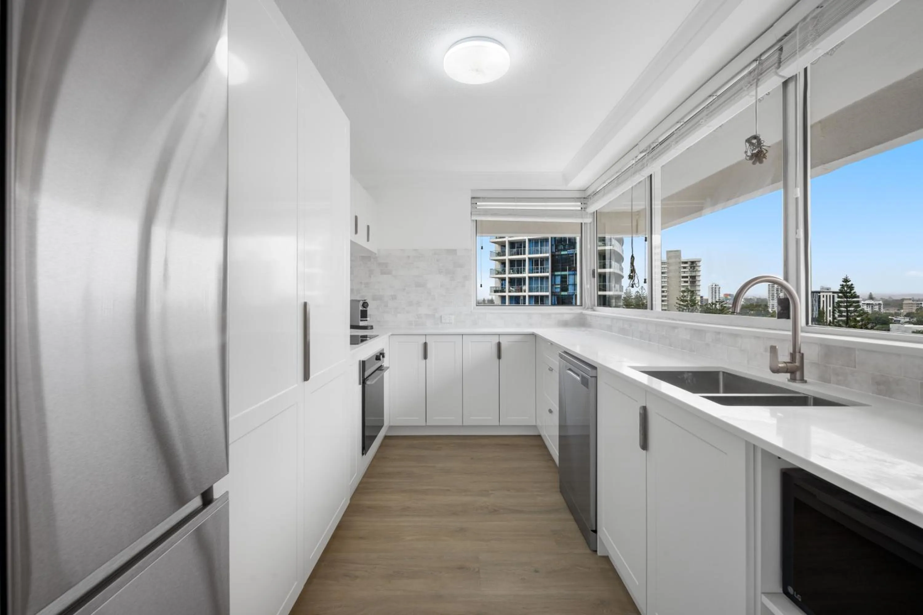 Kitchen or kitchenette in Baronnet Apartments