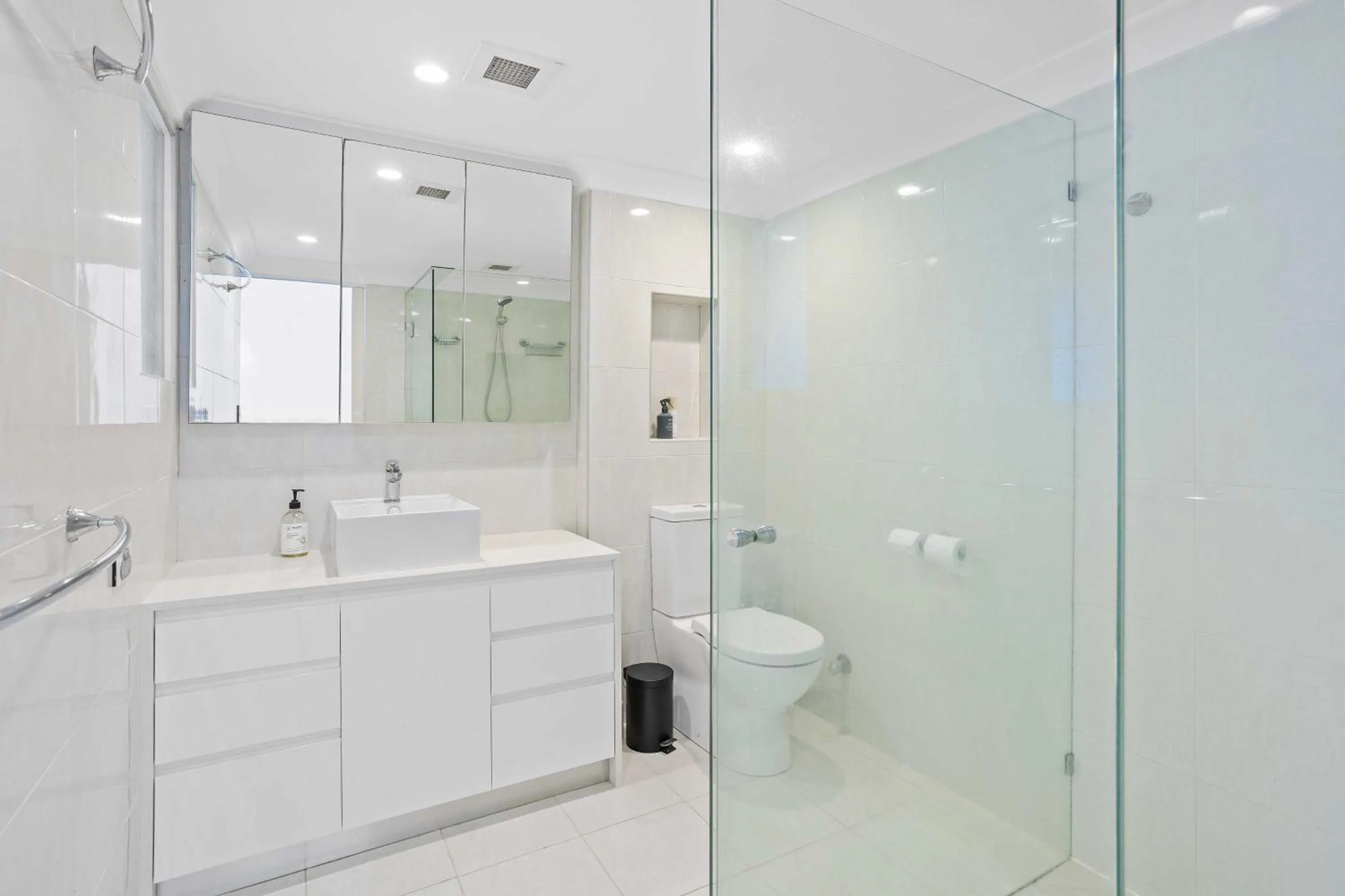 Shower in Baronnet Apartments