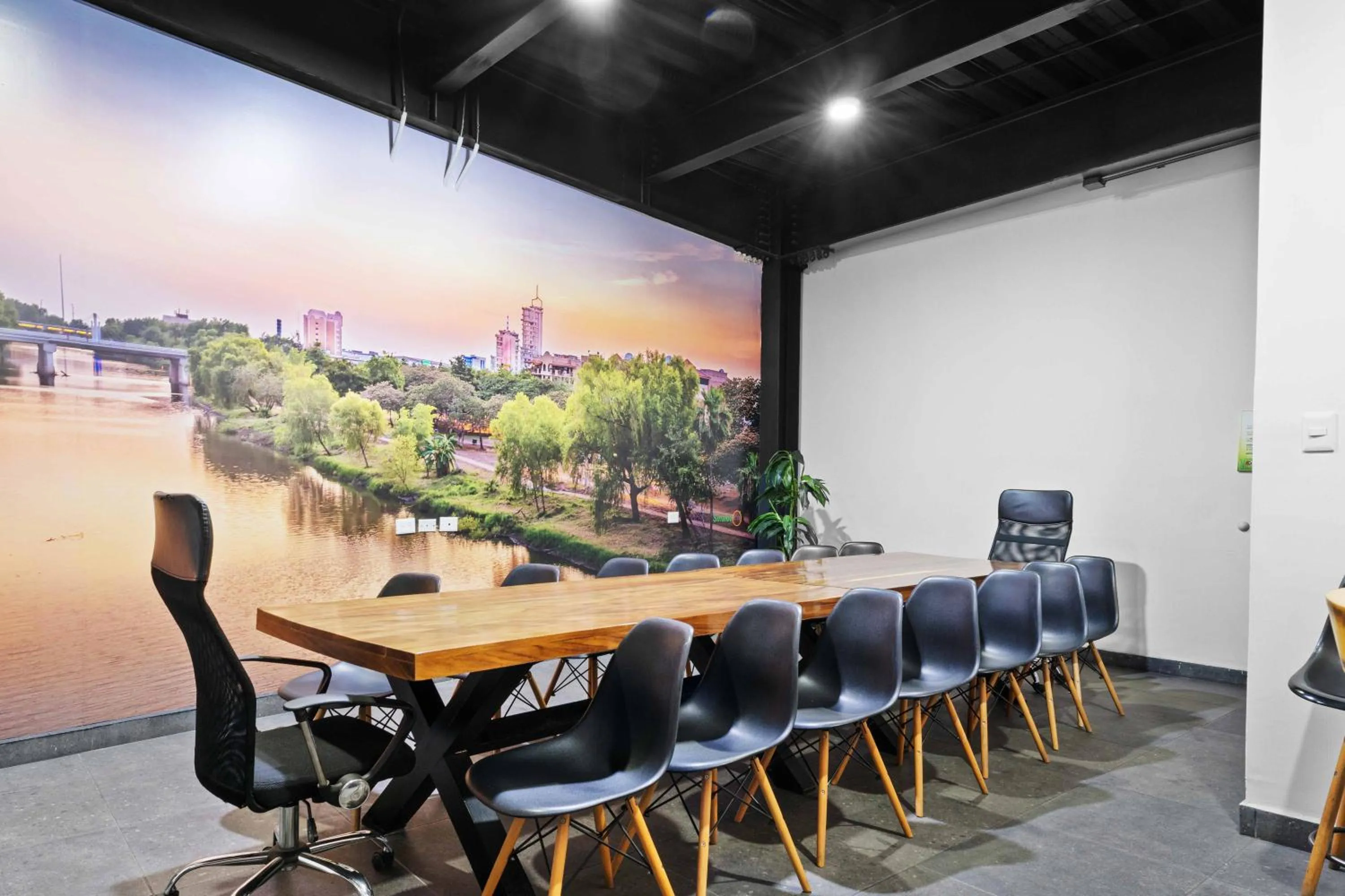 Business facilities in Homesuites Malecon