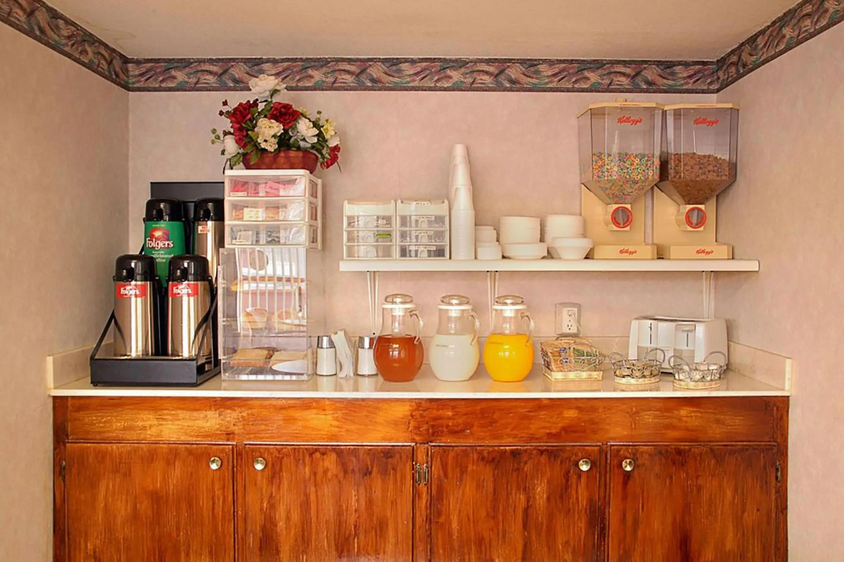 Dining area in OYO Hotel Texarkana North Heights AR Hwy I-30