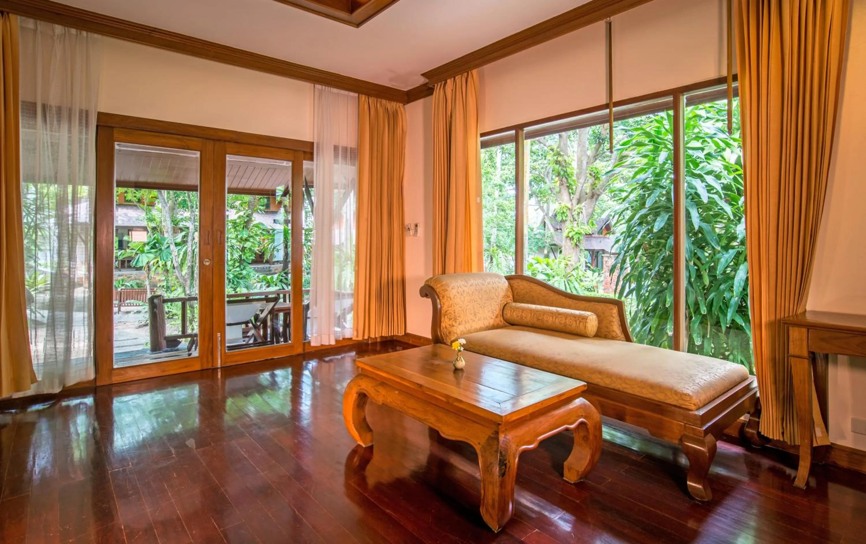 Seating area, Bed in Sand Sea Resort Railay Beach