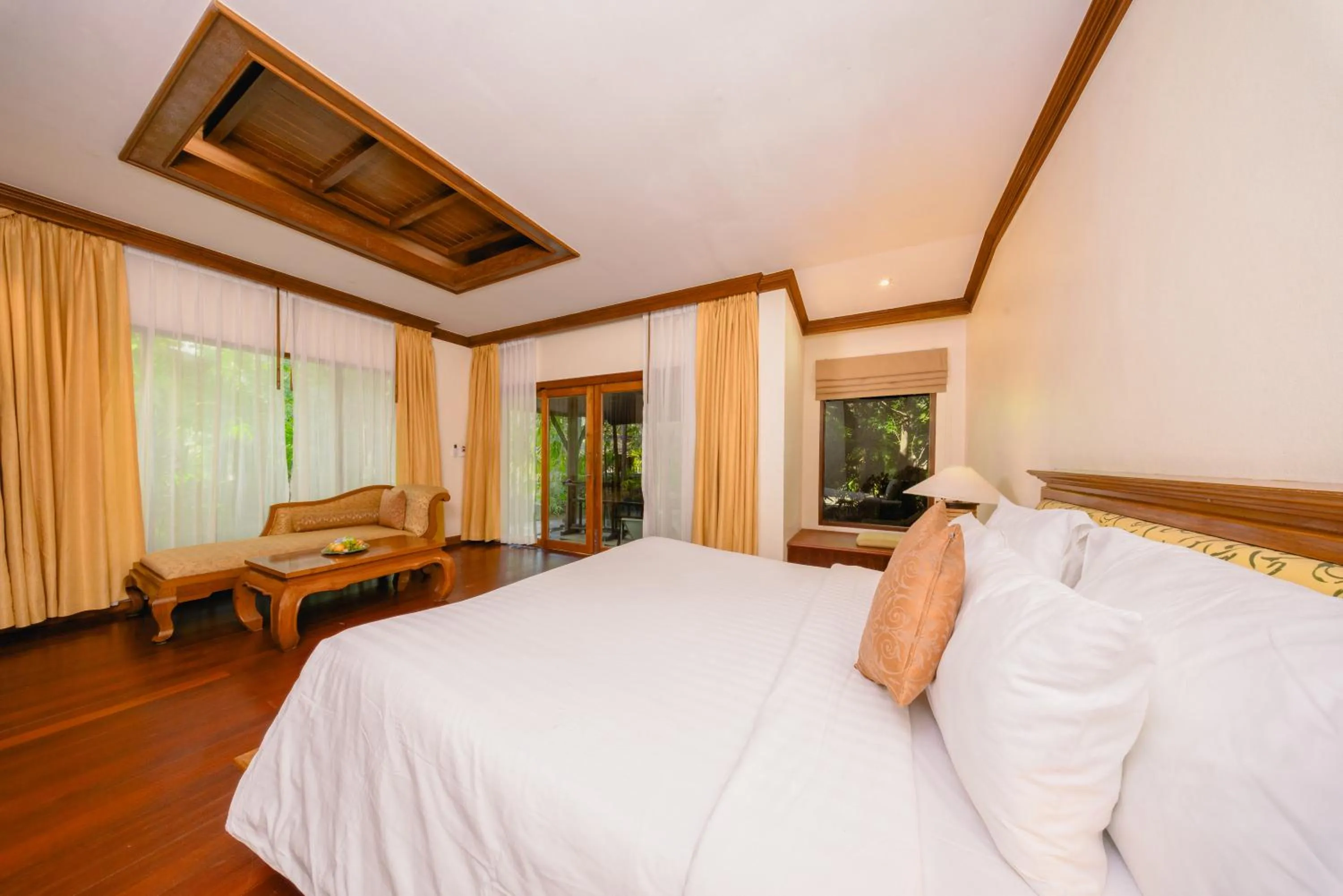 Bed in Sand Sea Resort Railay Beach