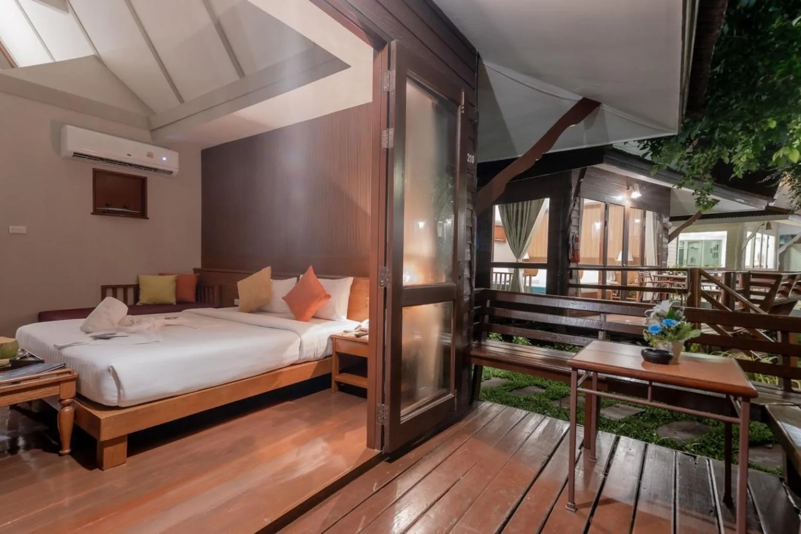 Balcony/Terrace, Bed in Baan Duangkaew Resort