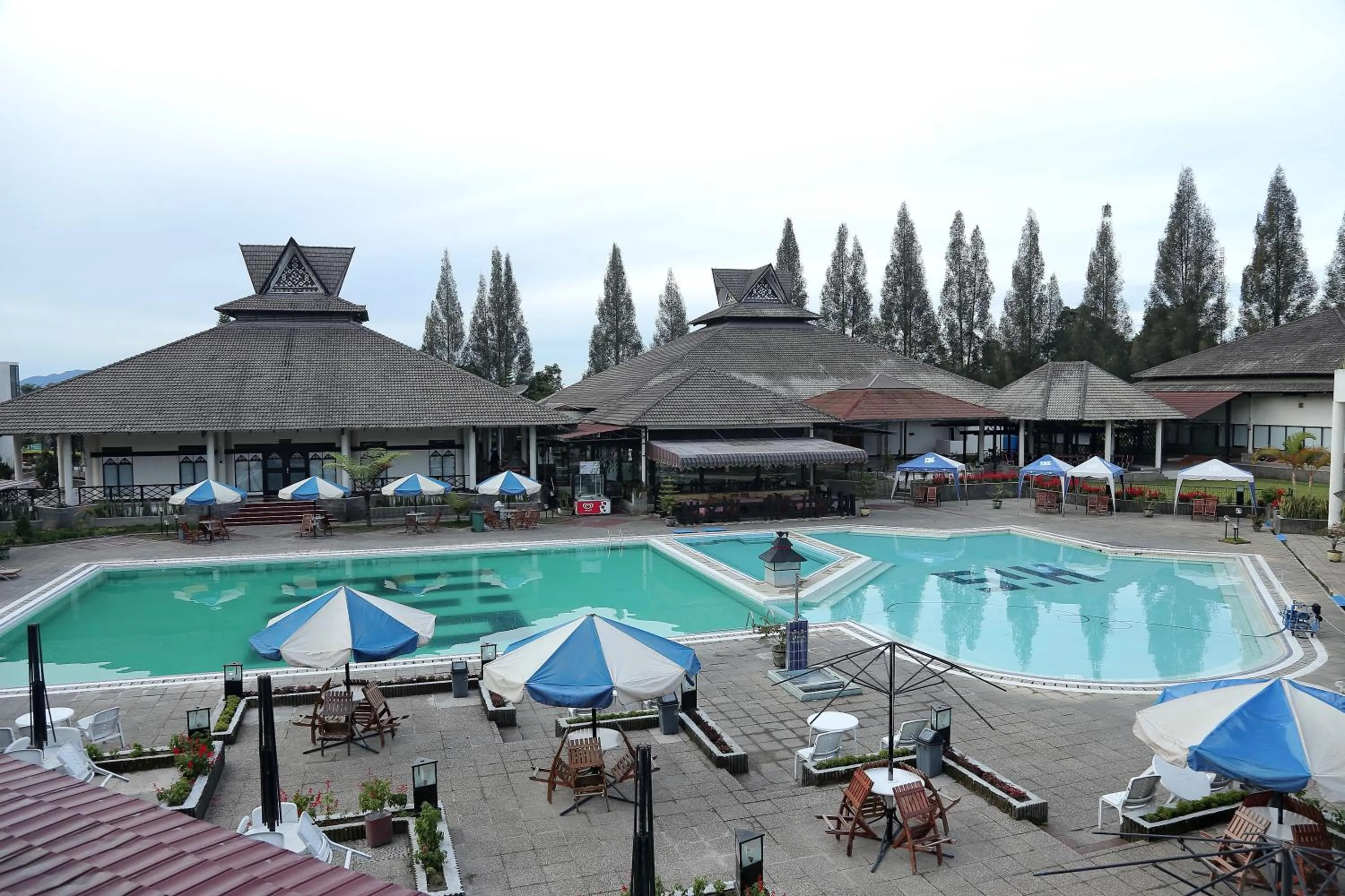 Swimming pool in Hotel Sibayak Internasional
