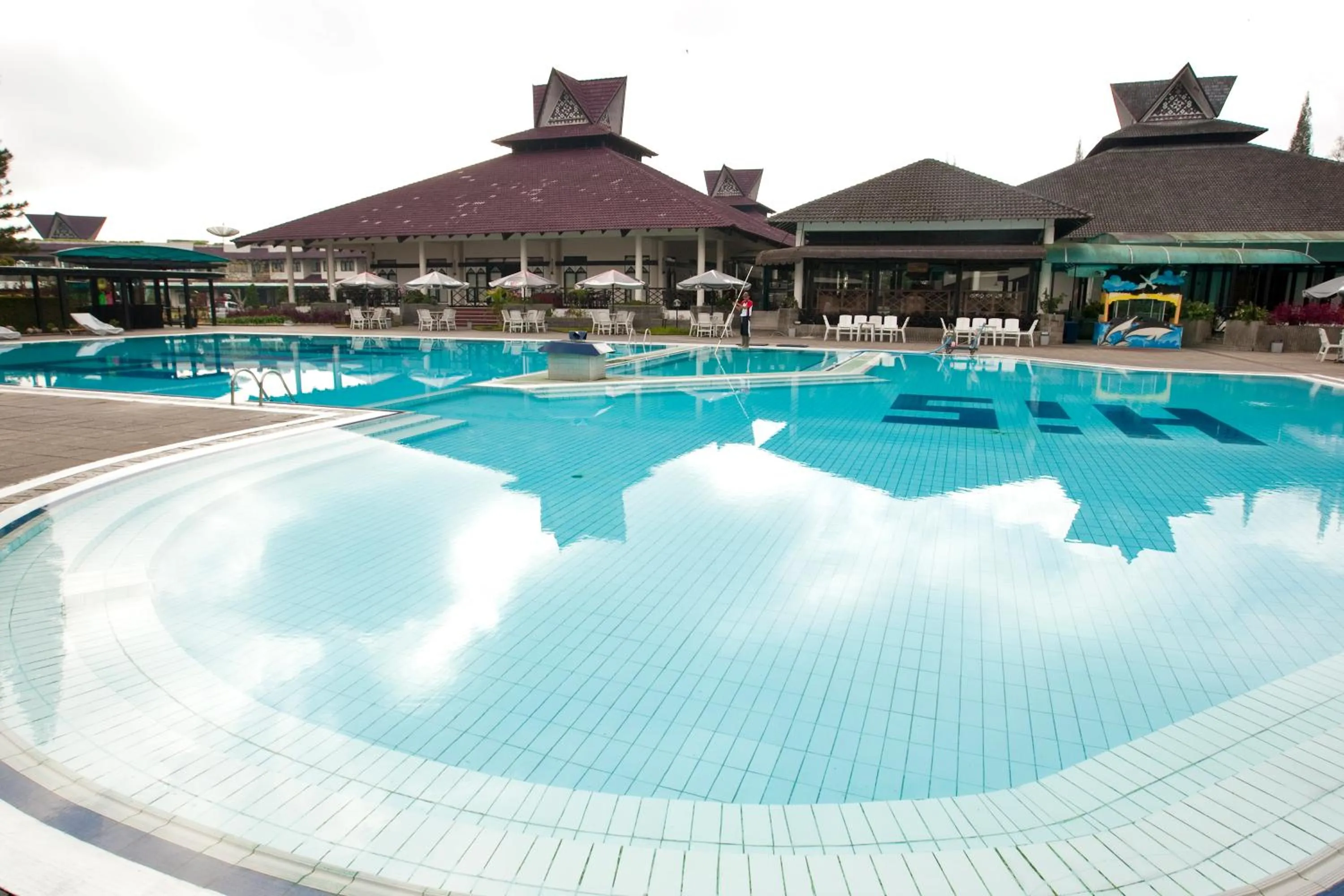 Swimming pool in Hotel Sibayak Internasional