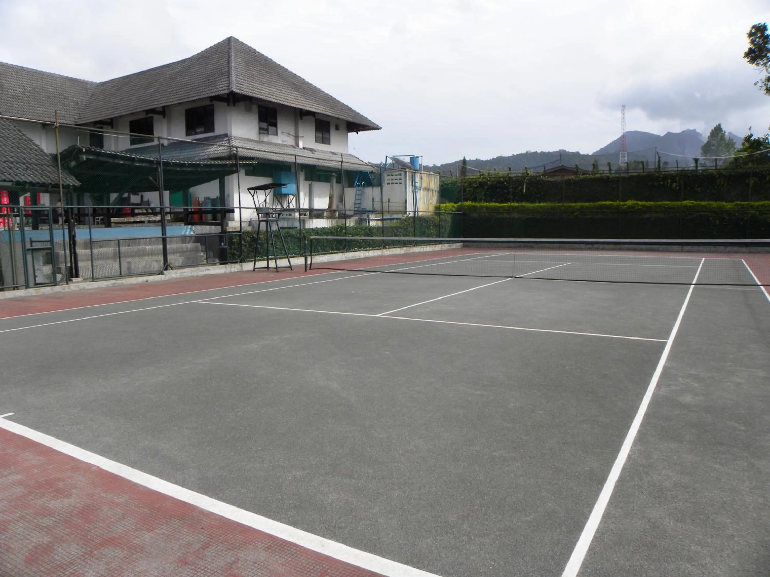Tennis court in Hotel Sibayak Internasional