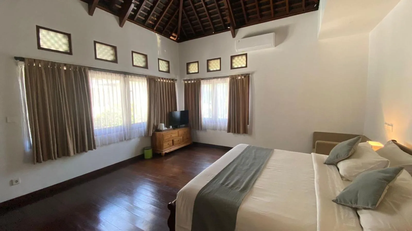 Photo of the whole room, Bed in djabu Canggu Beach Villa