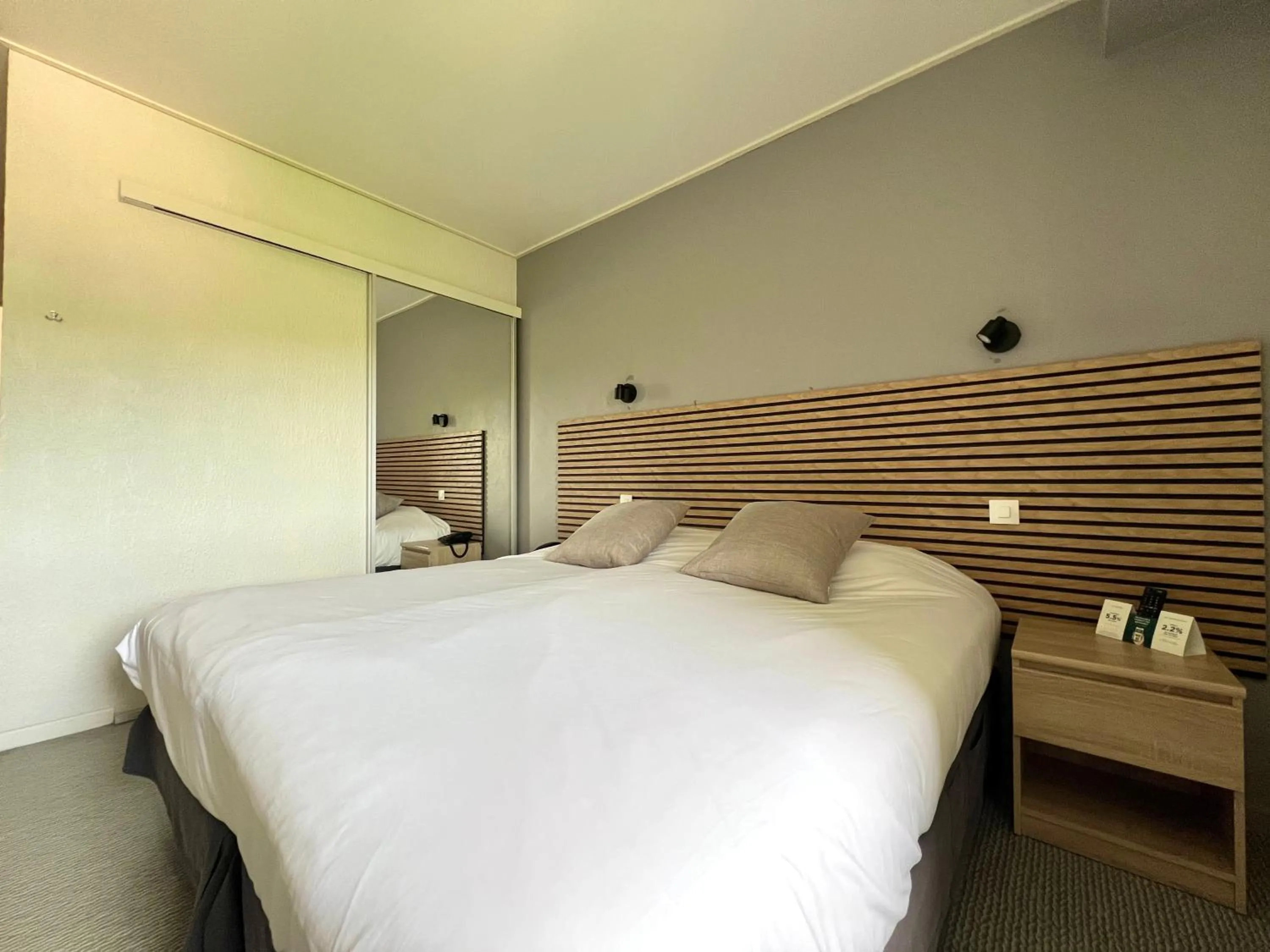 Bed in Logis Hotel restaurant des Thermes