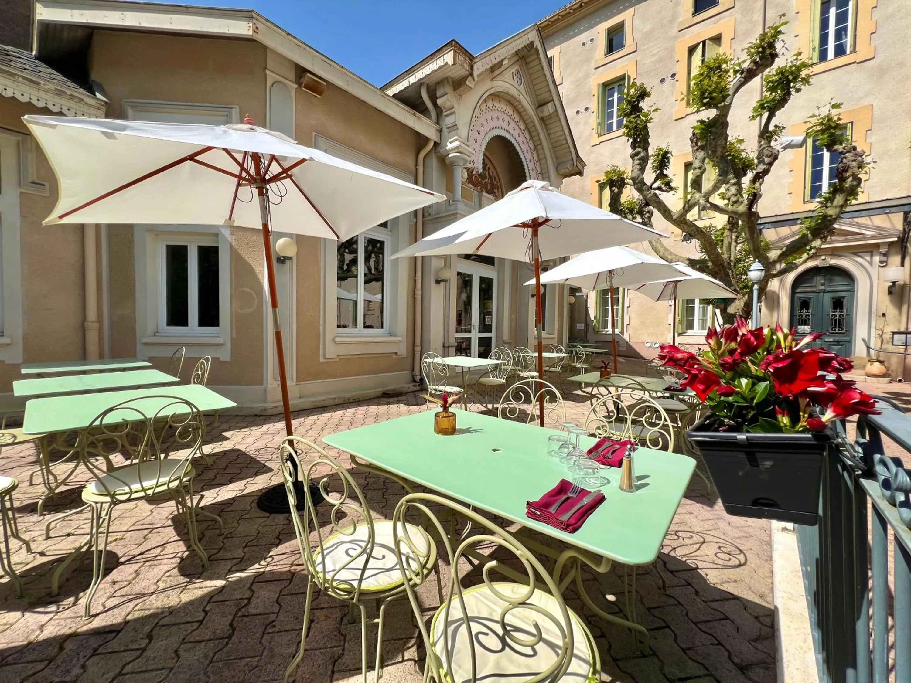 Patio in Logis Hotel restaurant des Thermes