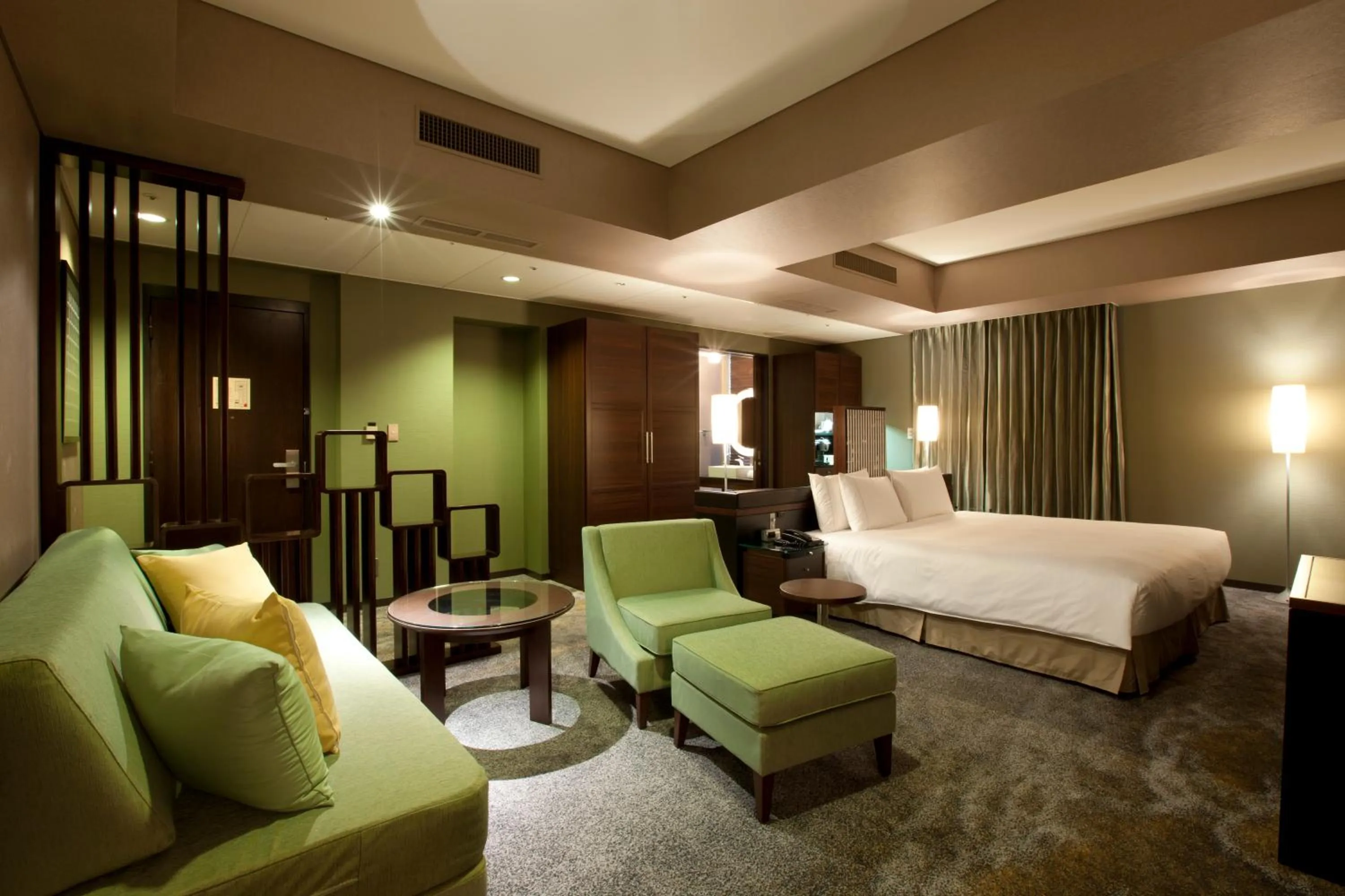 Photo of the whole room, Bed in The Royal Park Hotel Iconic Tokyo Shiodome