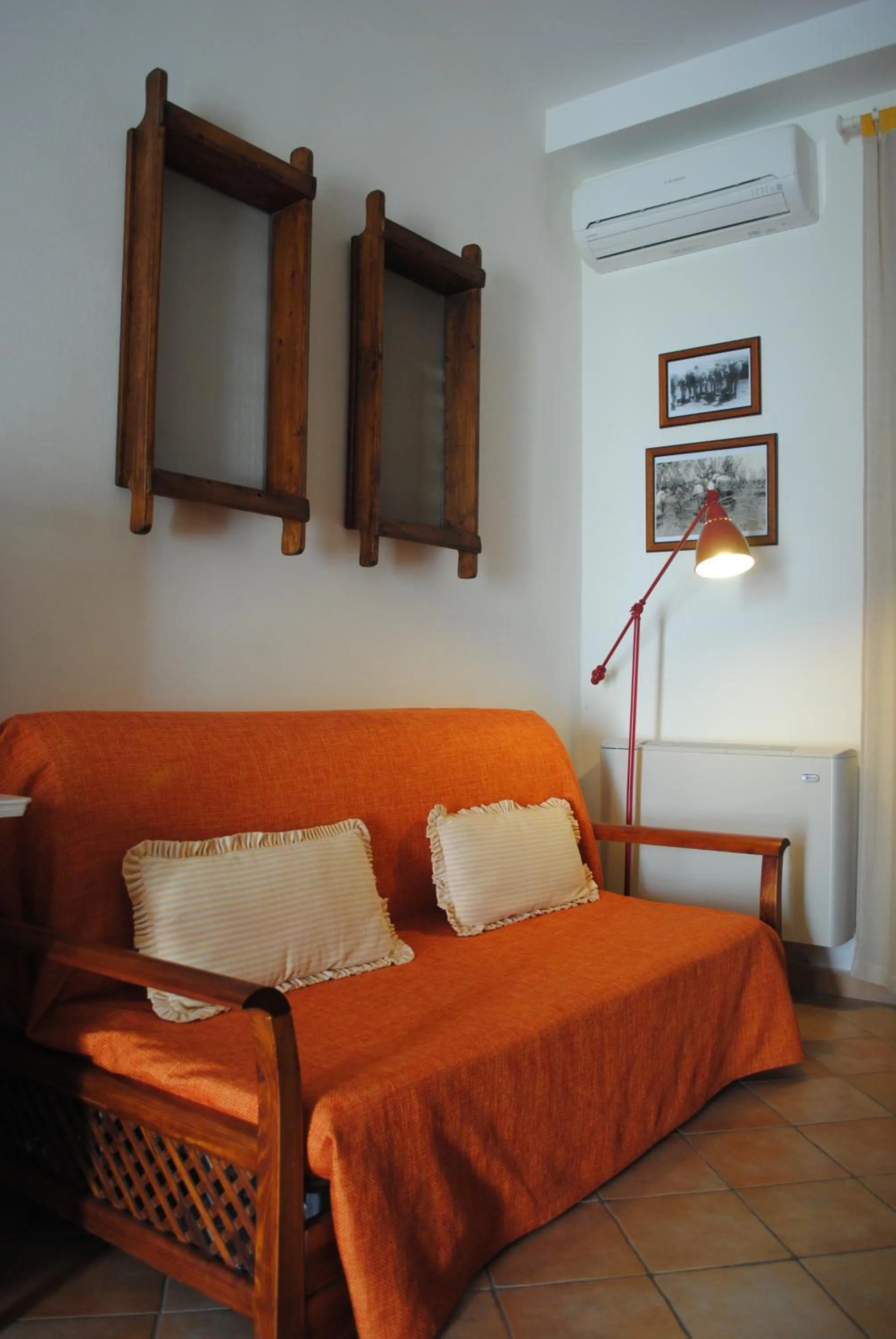 Living room, Bed in Hotel Giardino Giamperduto