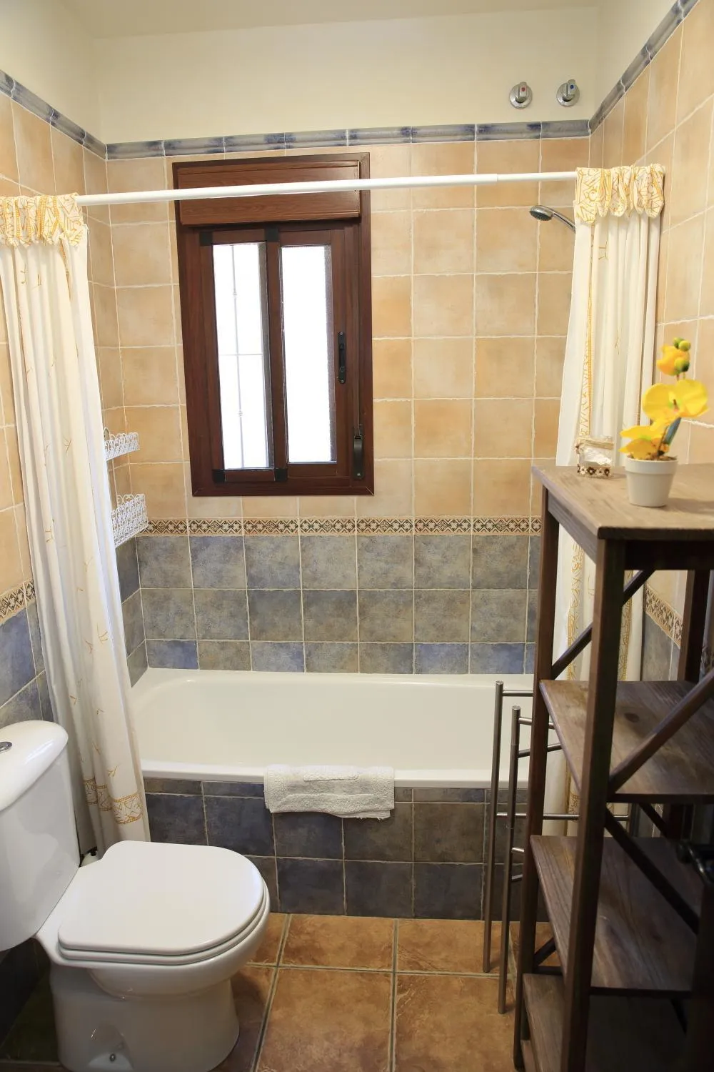 Bathroom in Alojamientos Huetor