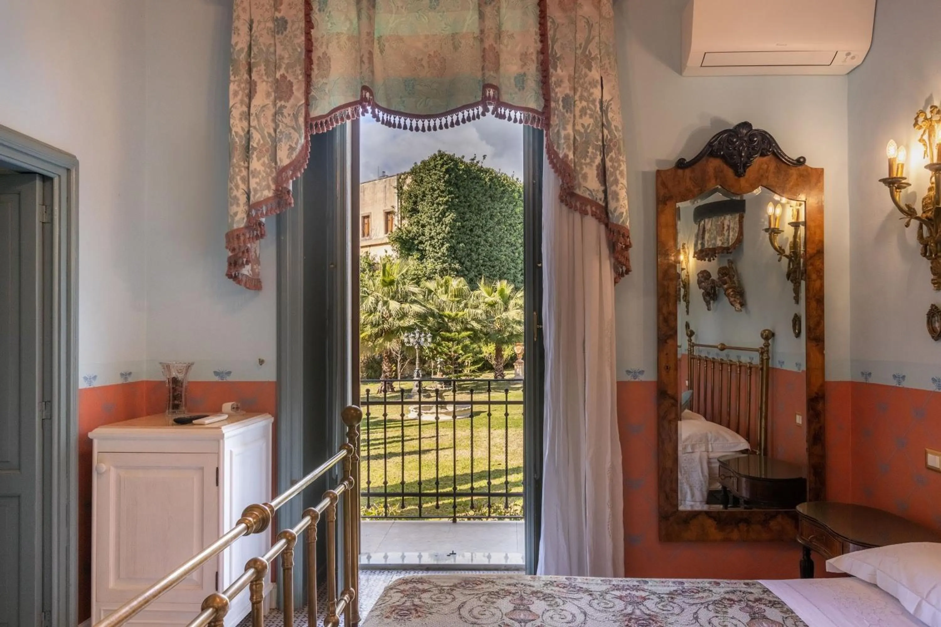 Garden view, Bed in Villa Nicolaci - Liberty Suites