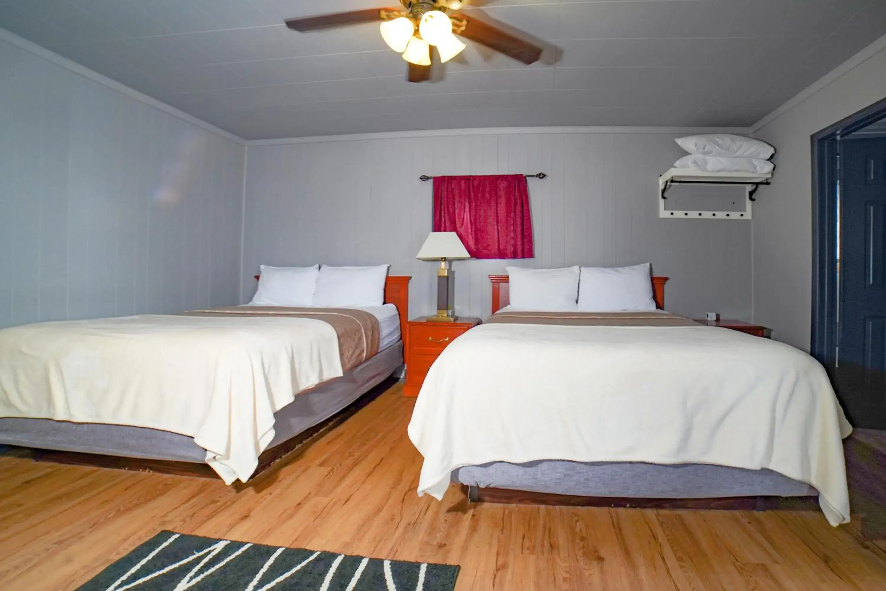 Standard Queen Room in Glen Garry motel and cottages Standard Queen Room in Glen Garry motel and cottages