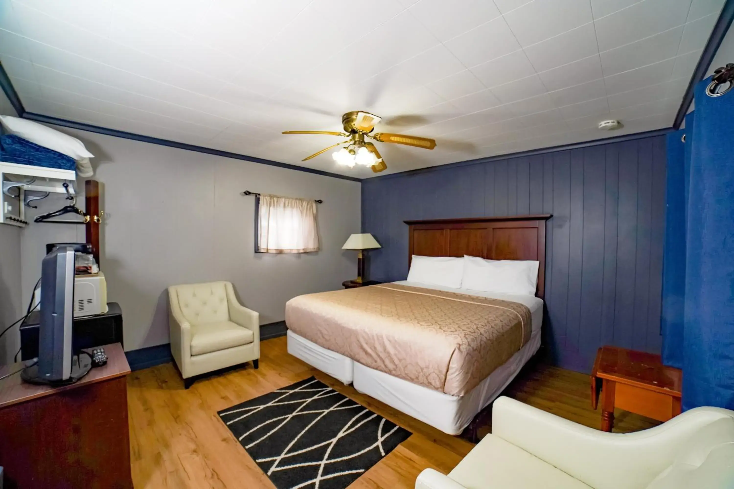 Standard King Room in Glen Garry motel and cottages Standard King Room in Glen Garry motel and cottages