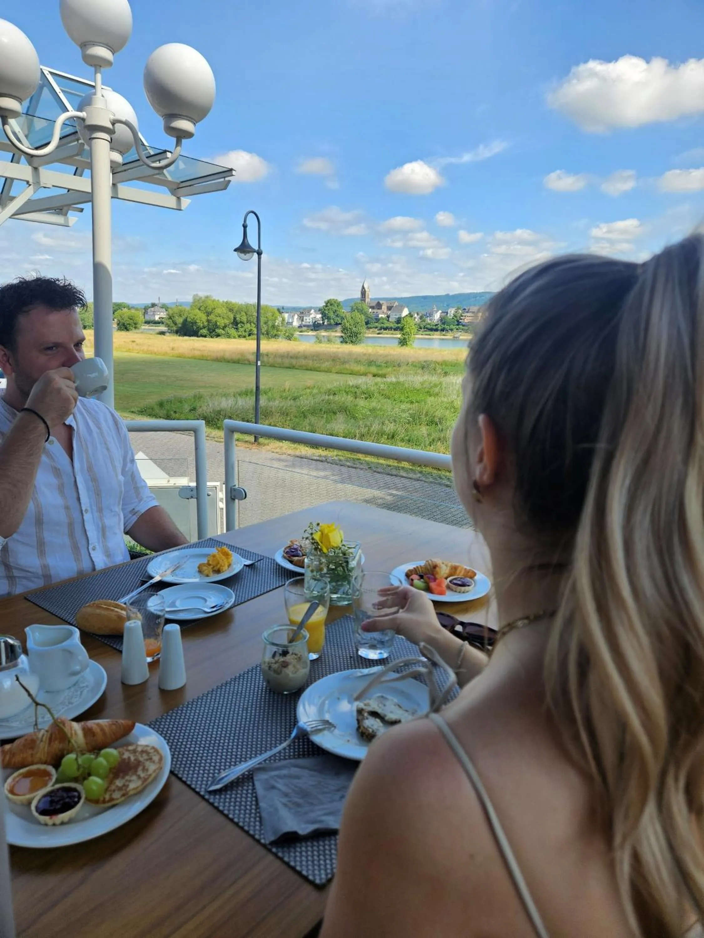 Restaurant/places to eat in Rheinhotel Larus