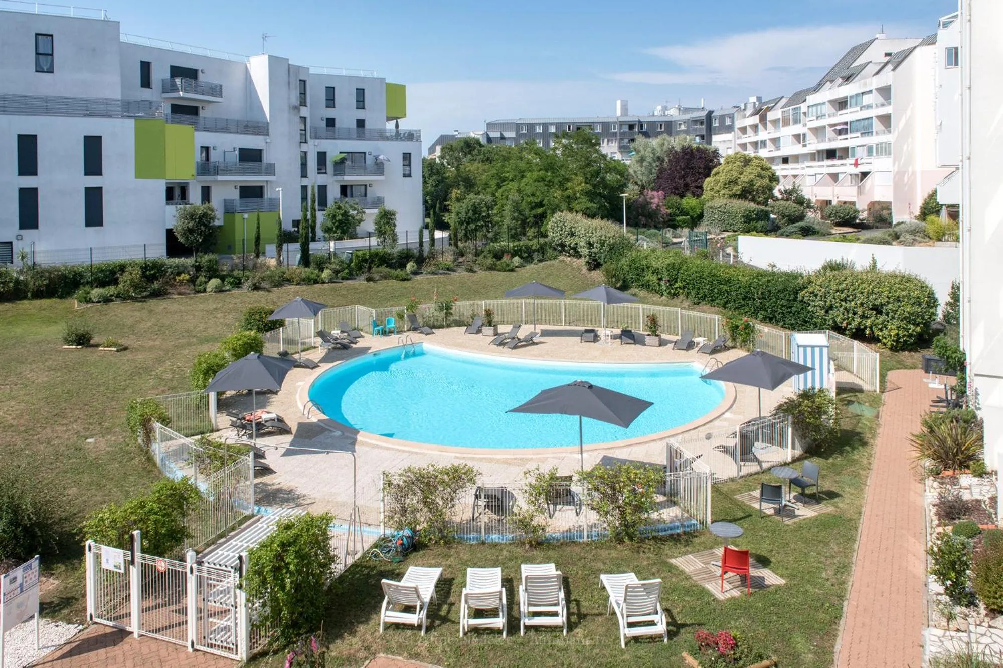 Pool view in Résidence New Rochelle
