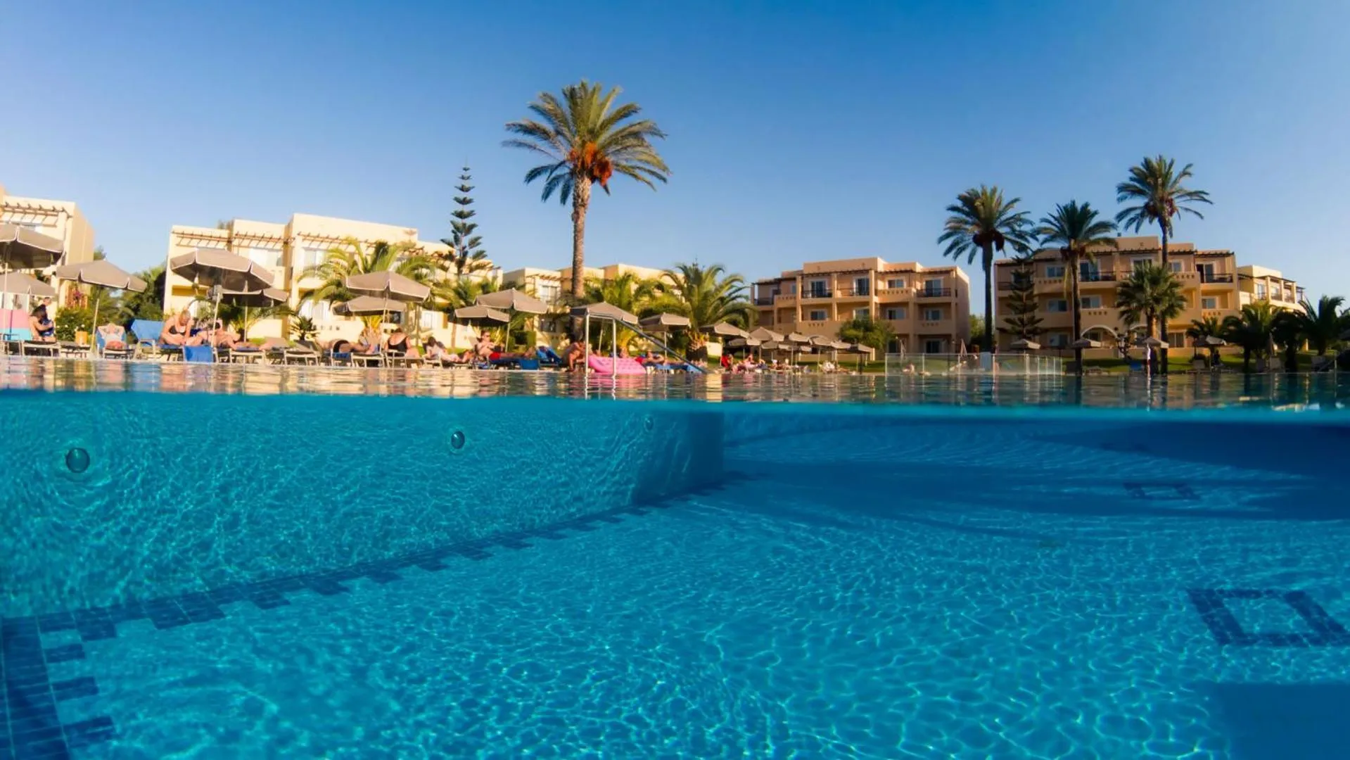 Swimming pool in Horizon Beach Resort