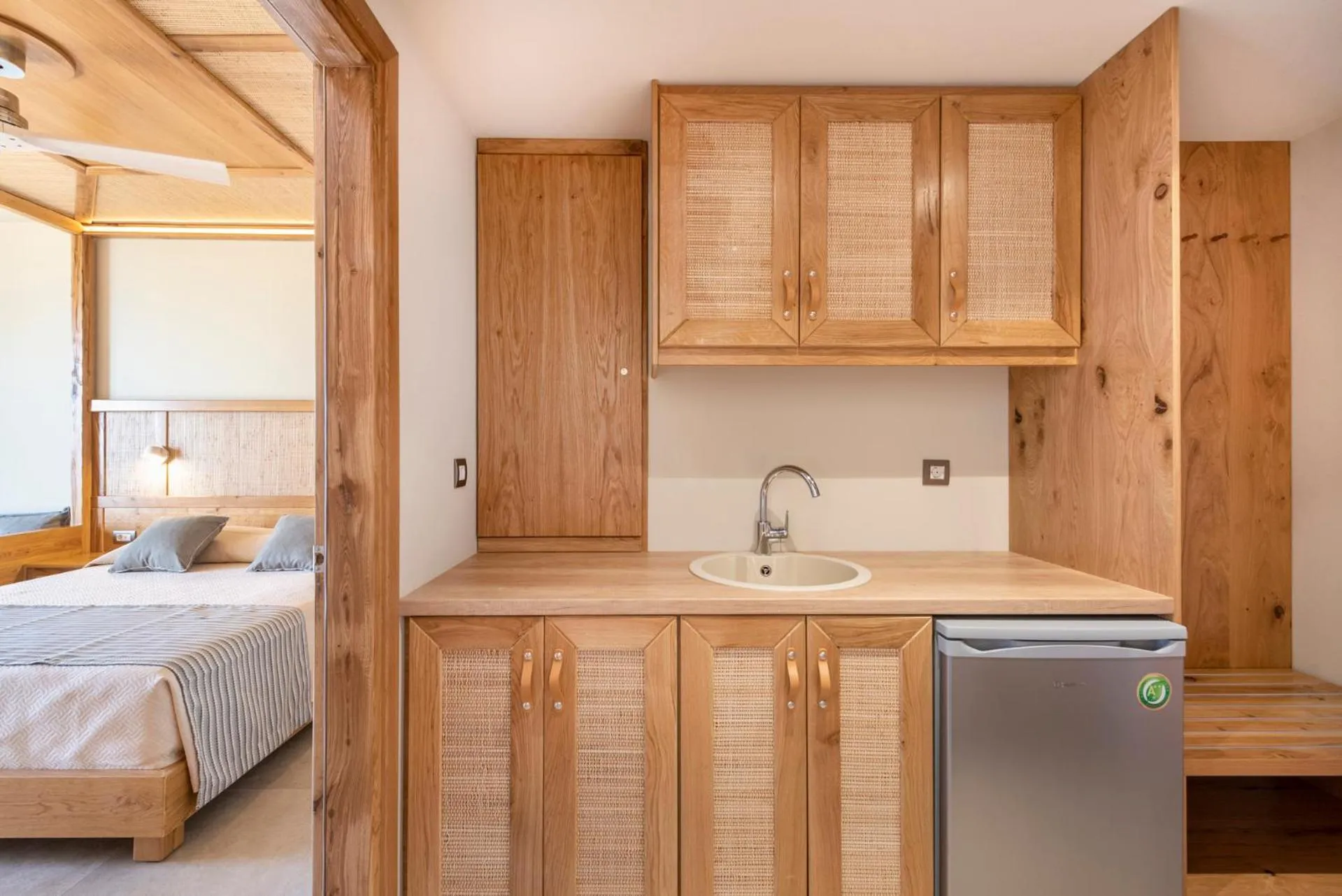 Kitchen or kitchenette, Bed in Horizon Beach Resort