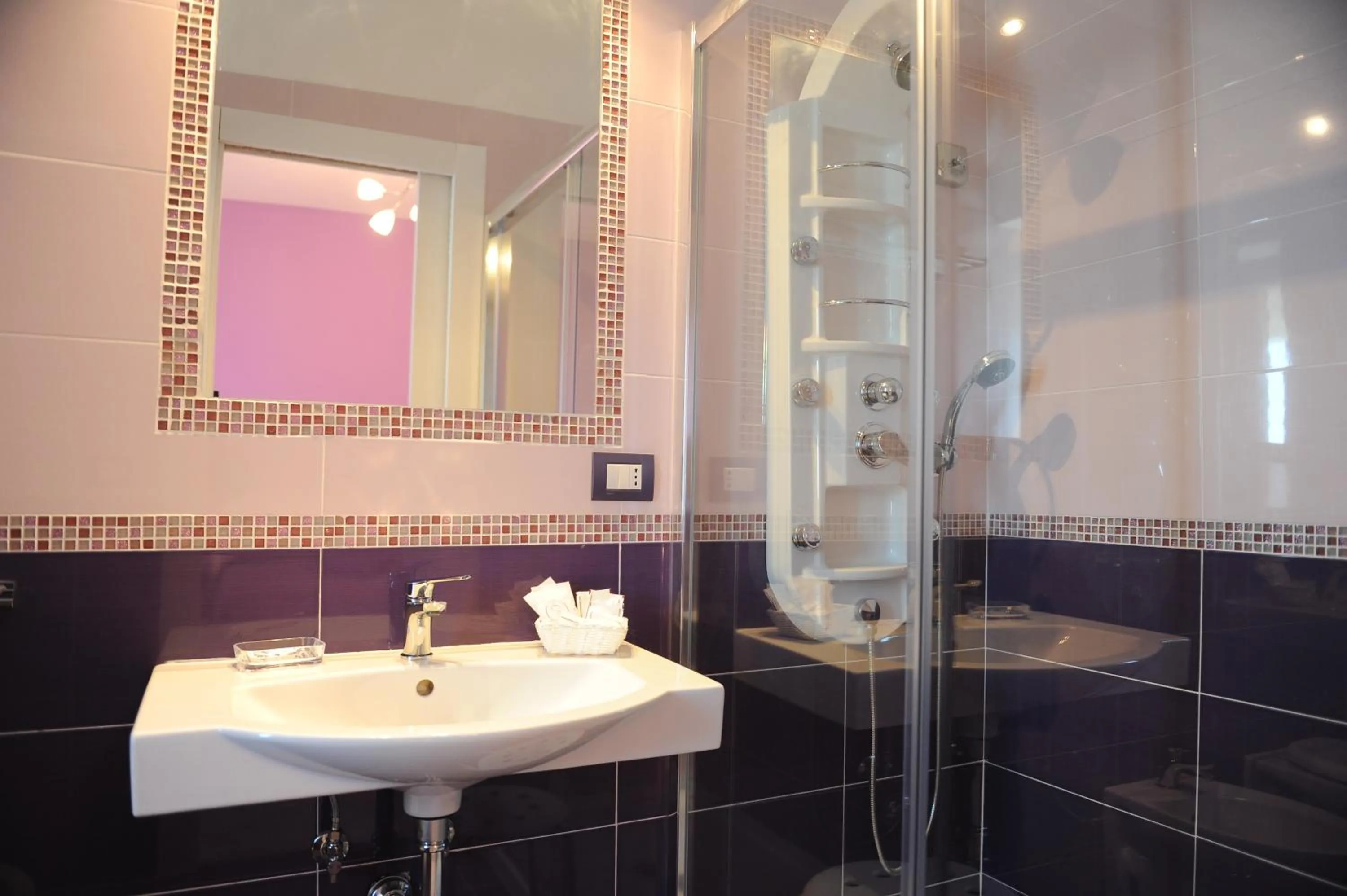 Shower in L'Isola Del Postino Rooms