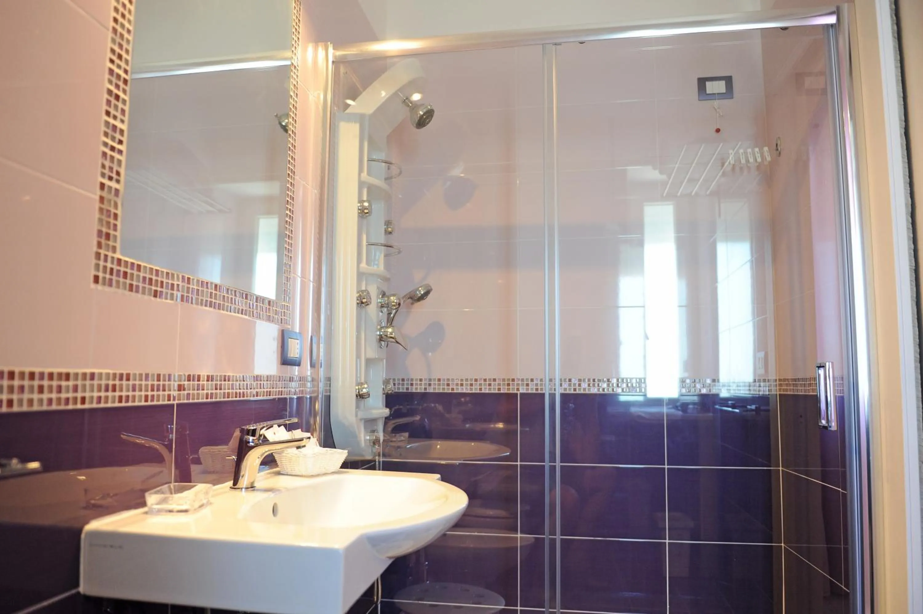 Shower in L'Isola Del Postino Rooms