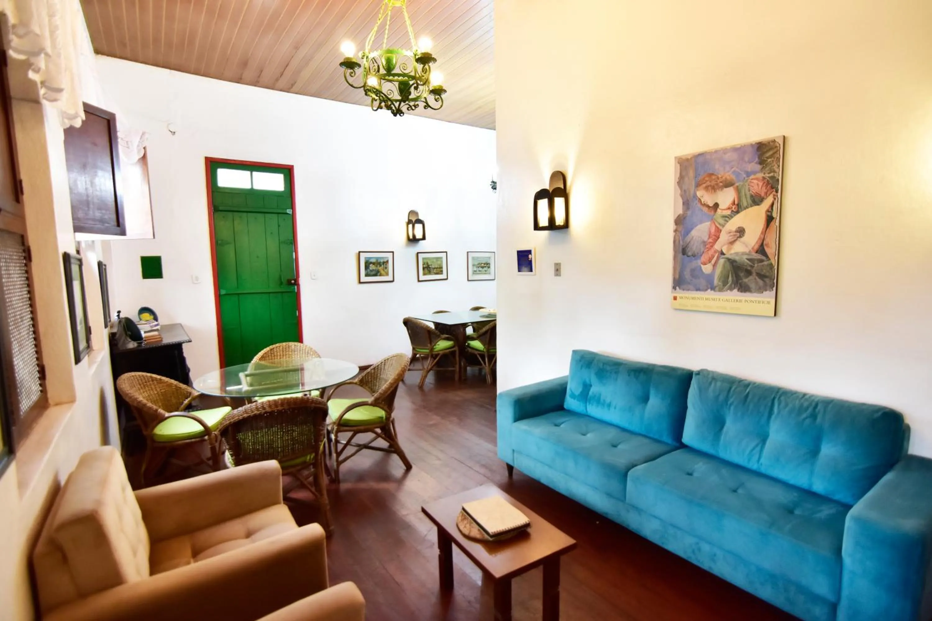 Communal lounge/ TV room in Pousada Estalagem do Porto