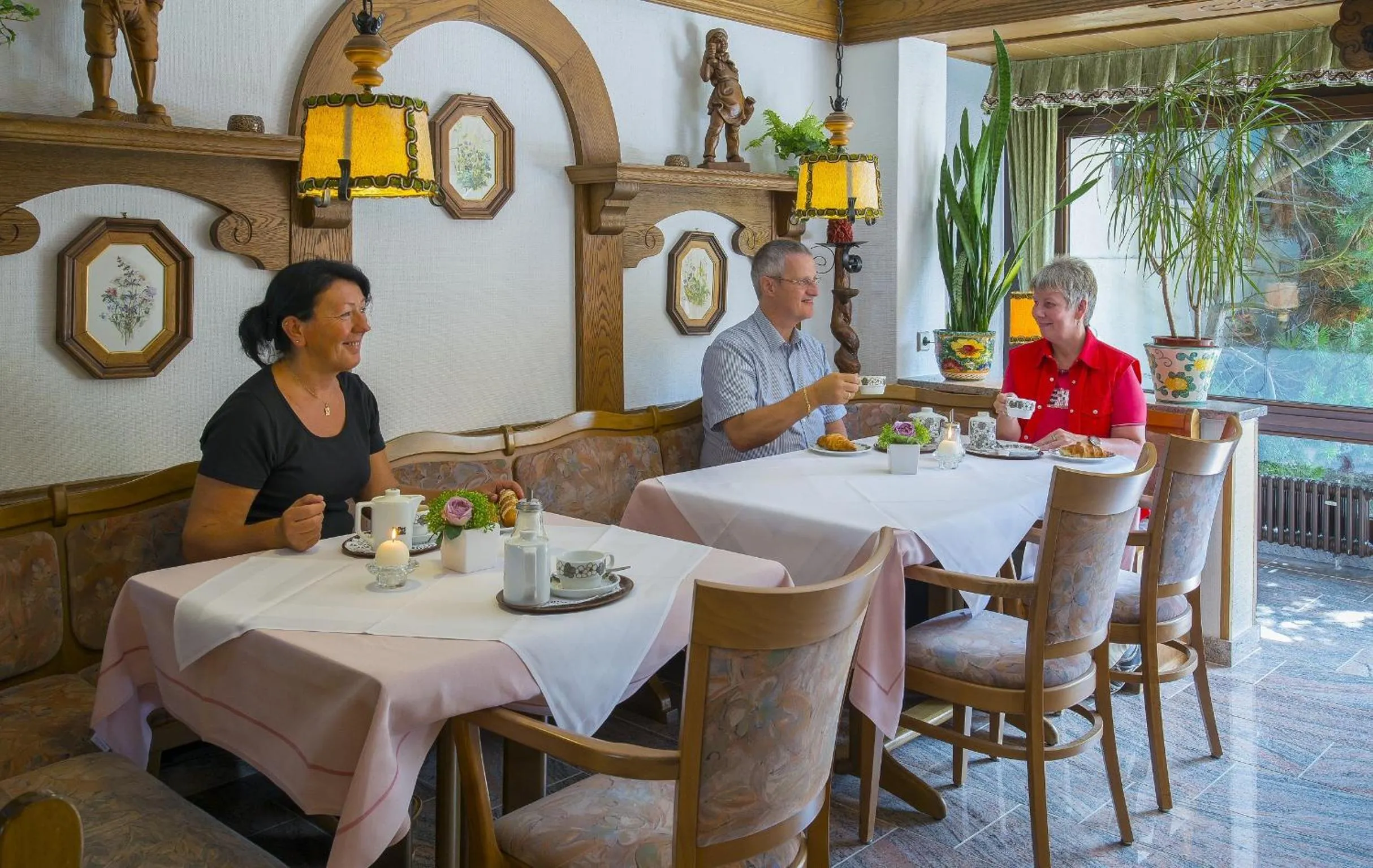 Restaurant/places to eat in Hotel Schloessmann Garni