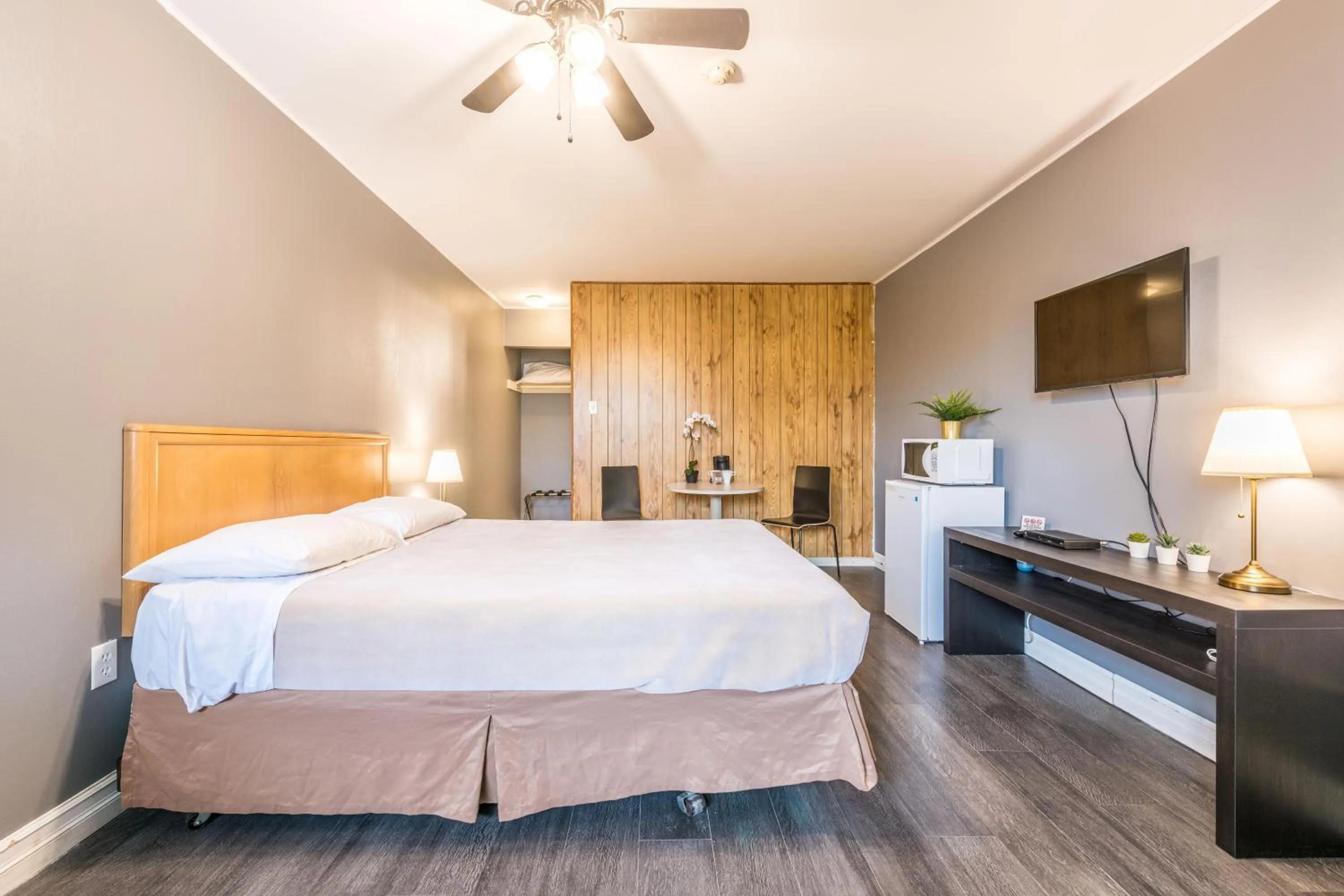 Photo of the whole room, Bed in Lake City Motel