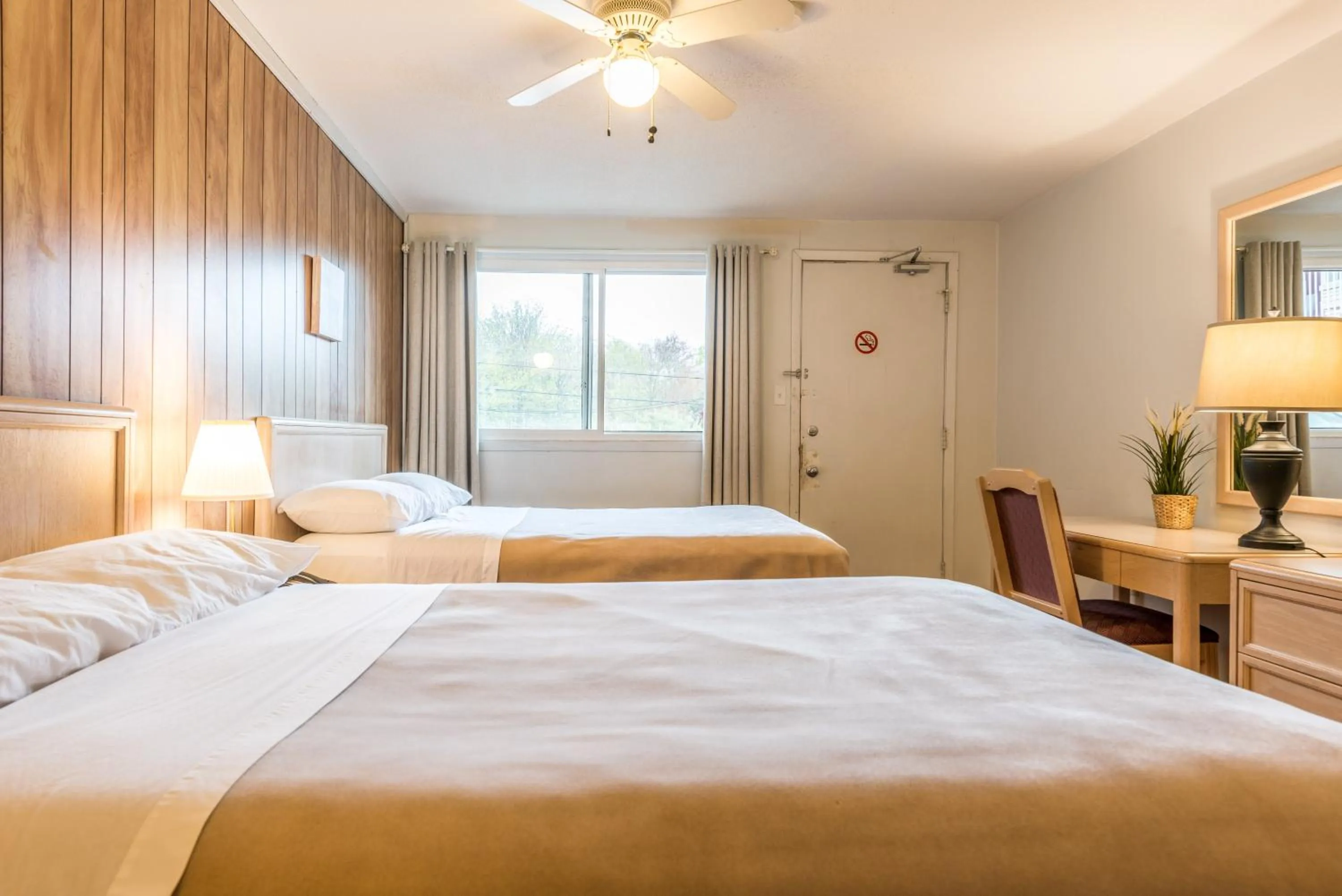Photo of the whole room, Bed in Lake City Motel