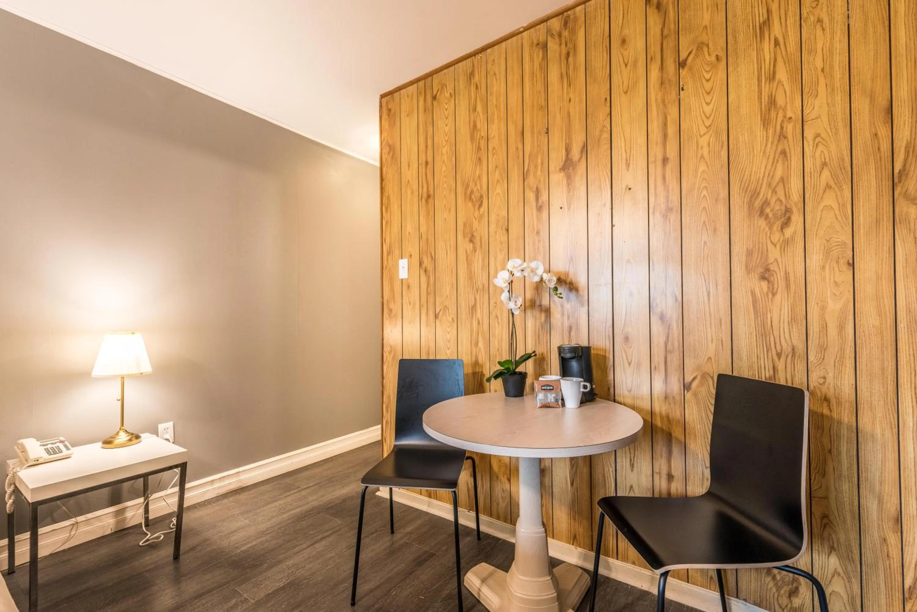 Living room in Lake City Motel